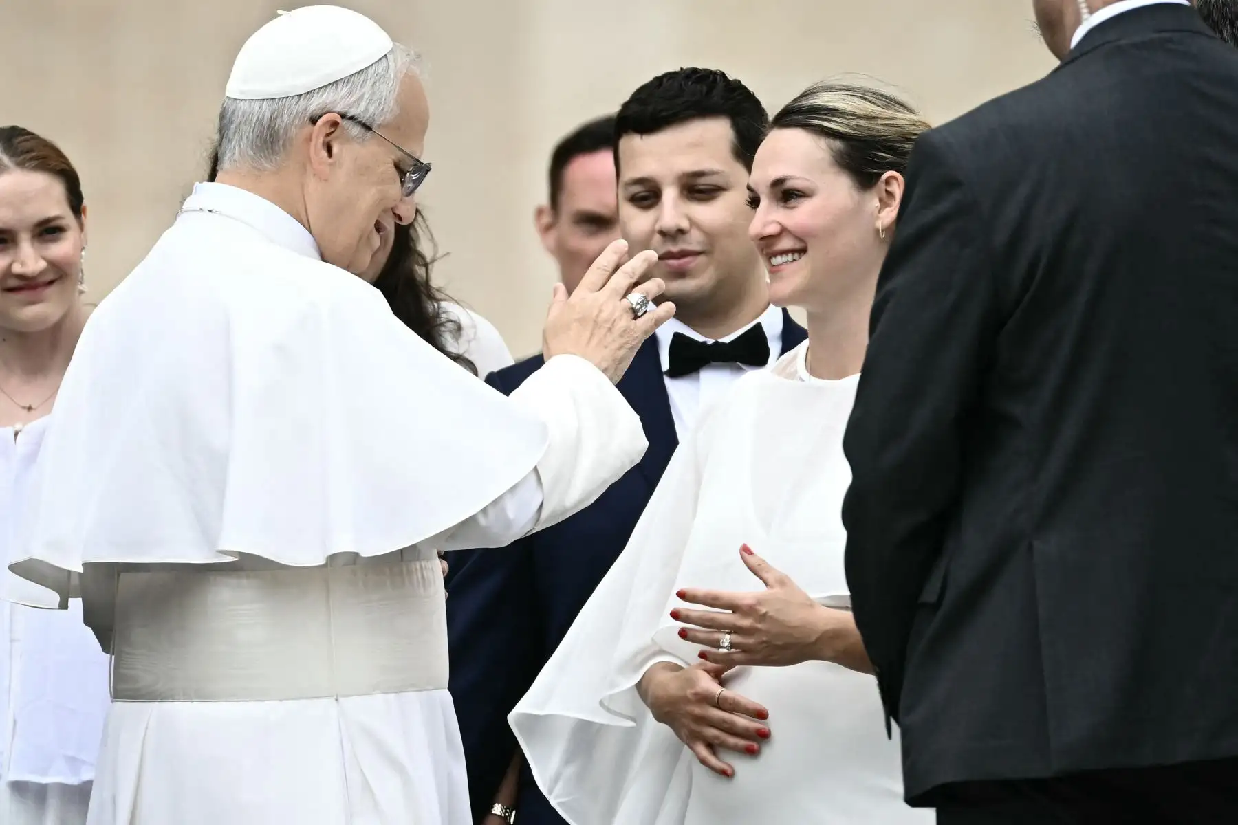 El Papa León XIV bendice a una mujer embarazada al final de su primera audiencia general semanal en la Plaza de San Pedro en el Vaticano el 21 de mayo de 2025. AFP