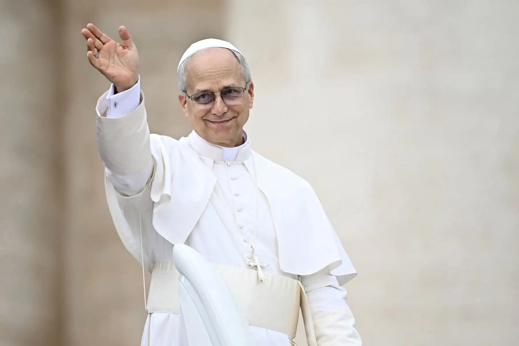El Papa León XIV saluda a la multitud al final de su primera audiencia general semanal en la Plaza de San Pedro en el Vaticano el 21 de mayo de 2025. AFP