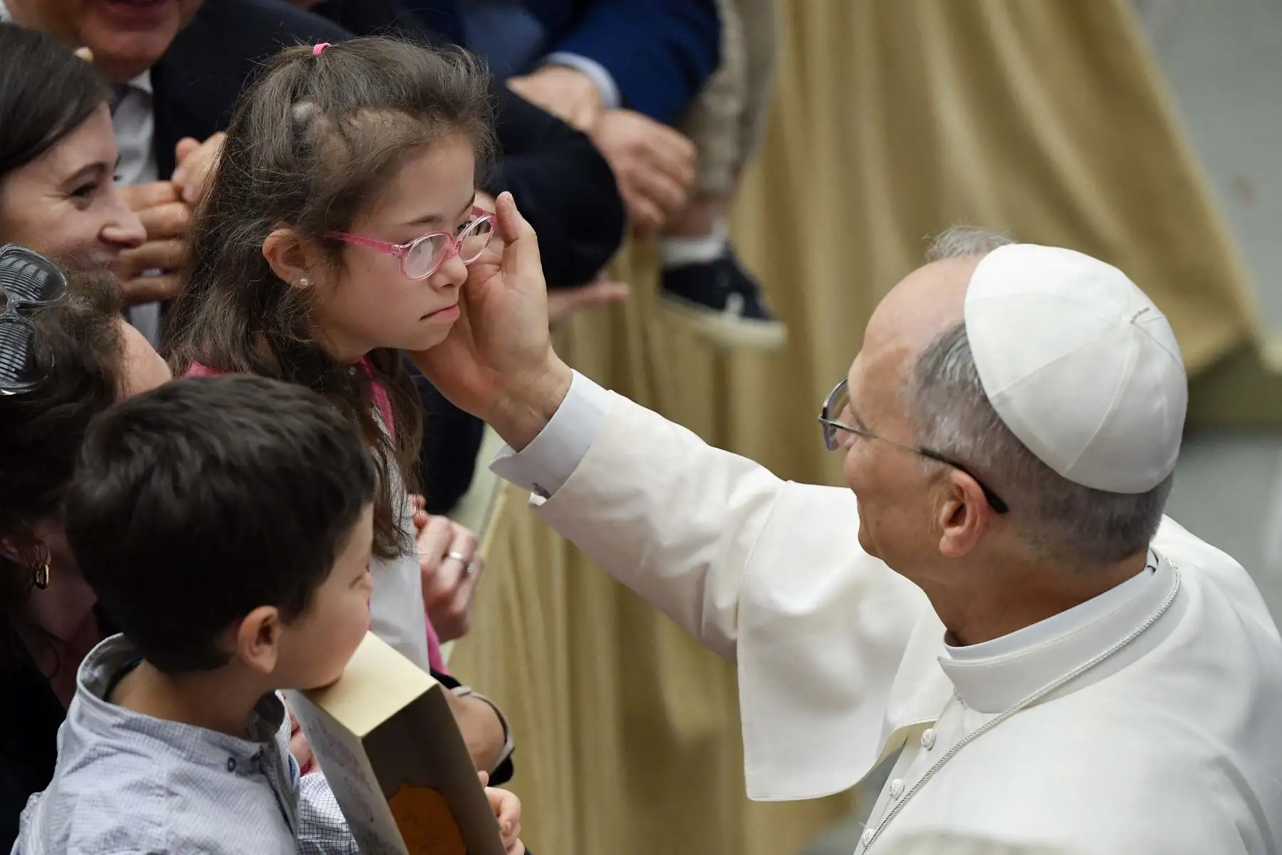 24 de mayo de 2025, muestra al Papa León XIV saludando a un niño antes de su audiencia con la Curia Romana y los empleados del Vaticano.  AFP