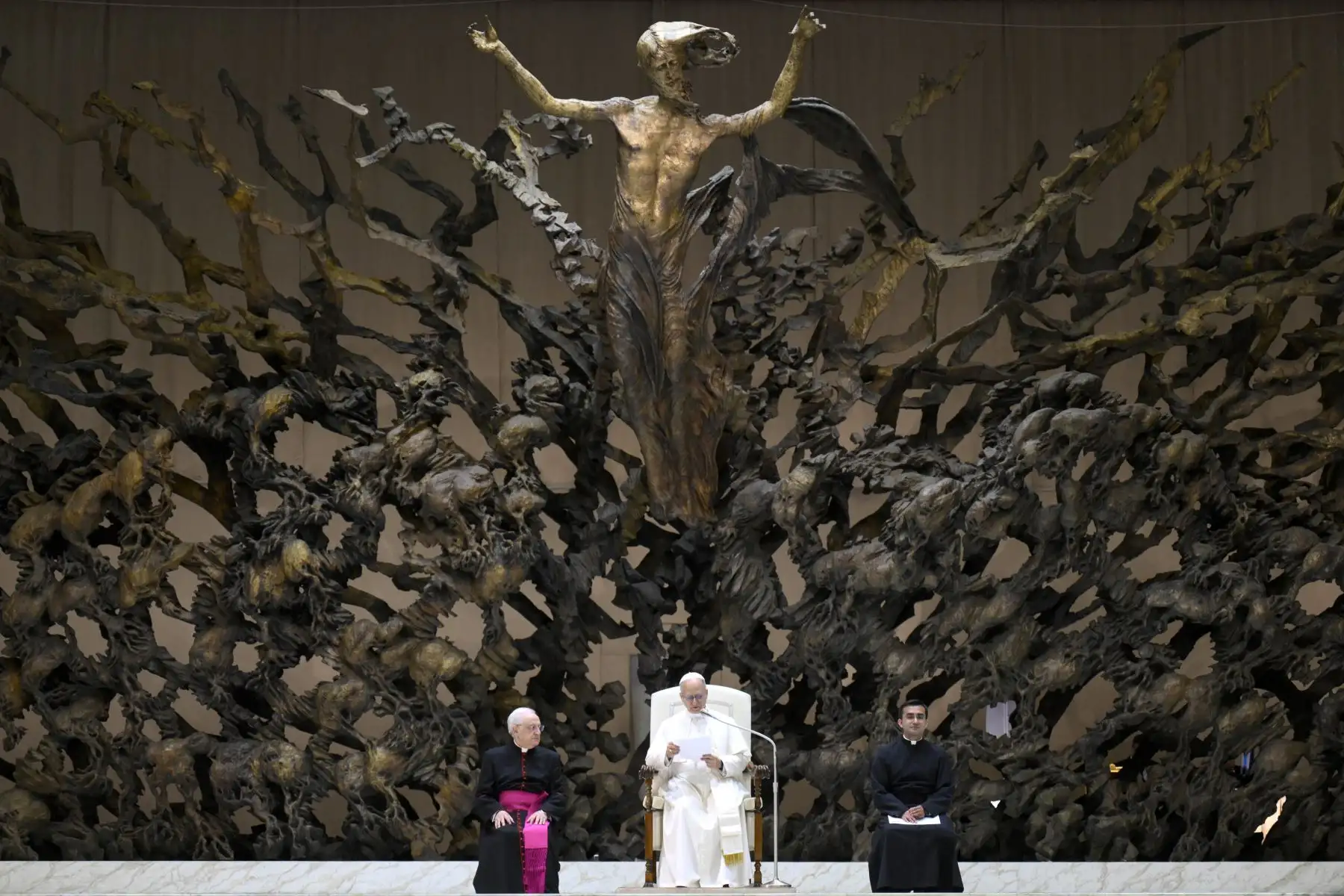 Esta foto distribuido por The Vatican Media el 24 de mayo de 2025, muestra al Papa León XIV dirigiéndose a miembros de la Curia Romana y a empleados del Vaticano en el Aula Pablo VI (Aula de Audiencias Pablo VI), en el Vaticano. El Papa León XIV llevó su mensaje de construir puentes y promover el diálogo a la Curia Romana el 24 de mayo, en su primera audiencia con miembros del órgano rector de la Iglesia Católica. AFP