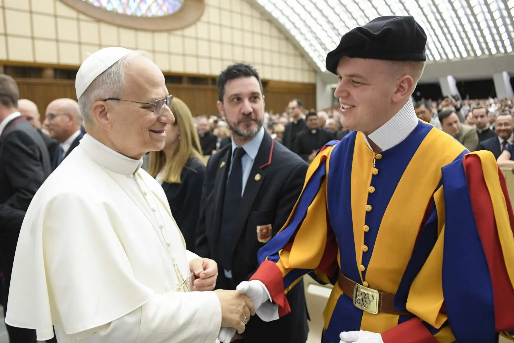 Este folleto, distribuido por The Vatican Media el 24 de mayo de 2025, muestra al Papa León XIV saludando a un guardia suizo antes de su audiencia con la Curia Romana y los empleados del Vaticano en el Vaticano. AFP