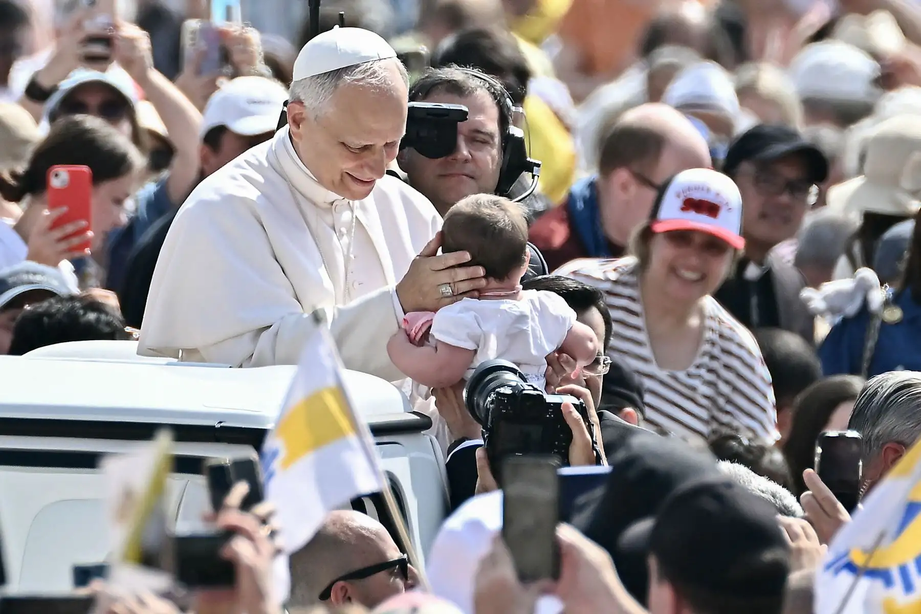 El Papa León XIV bendice a un niño a su llegada para celebrar la audiencia general semanal en la Plaza de San Pedro del Vaticano, el 11 de junio de 2025. AFP