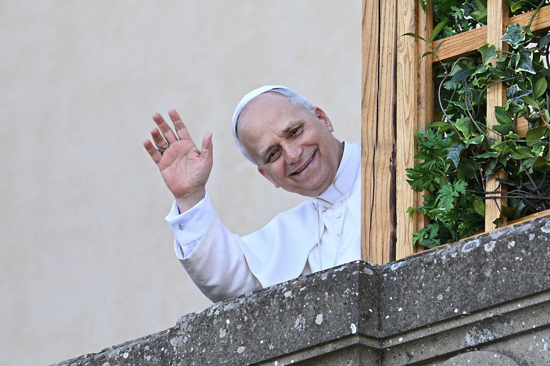 El Papa León XIV saluda a la gente desde la terraza de la residencia papal de verano a la que llega para una estancia de dos semanas en Castel Gandolfo, a 40 km al sureste de Roma, el 6 de julio de 2025. El recién elegido Papa León XIV revive una antigua tradición papal interrumpida bajo el mandato de Francisco, mientras Castel Gandolfo se prepara para recibir a un Papa por primera vez en más de una década. AFP