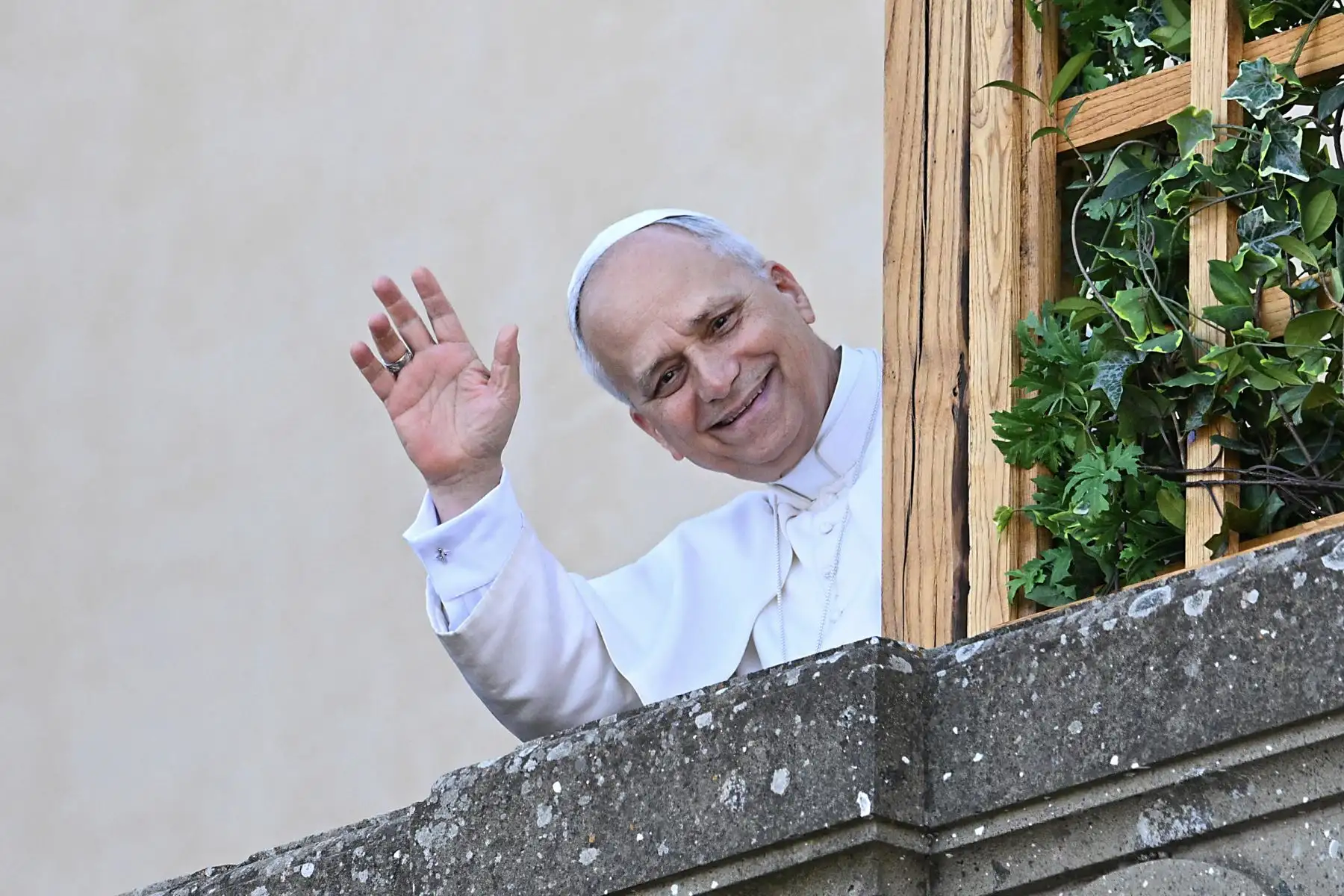 El Papa León XIV saluda a la gente desde la terraza de la residencia papal de verano a la que llega para una estancia de dos semanas en Castel Gandolfo, a 40 km al sureste de Roma, el 6 de julio de 2025. El recién elegido Papa León XIV revive una antigua tradición papal interrumpida bajo el mandato de Francisco. Foto: AFP