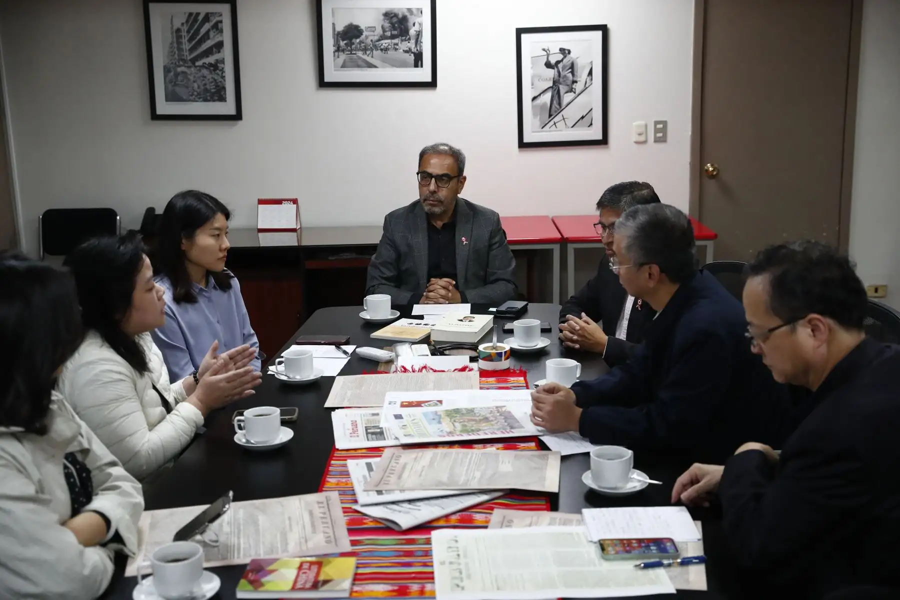 Una delegación de representantes de editoriales de la República Popular China visitó este viernes la sede del Diario El Peruano y de la Agencia Andina, entre ellas la Corporación China de Comercio Internacional de Libros, la Editorial de la Universidad Normal del Este de China, la Editorial de Clásicos Chinos de Shanghái, y la Editorial Científica y Técnica de Shanghái. Foto: ANDINA/Daniel Bracamonte