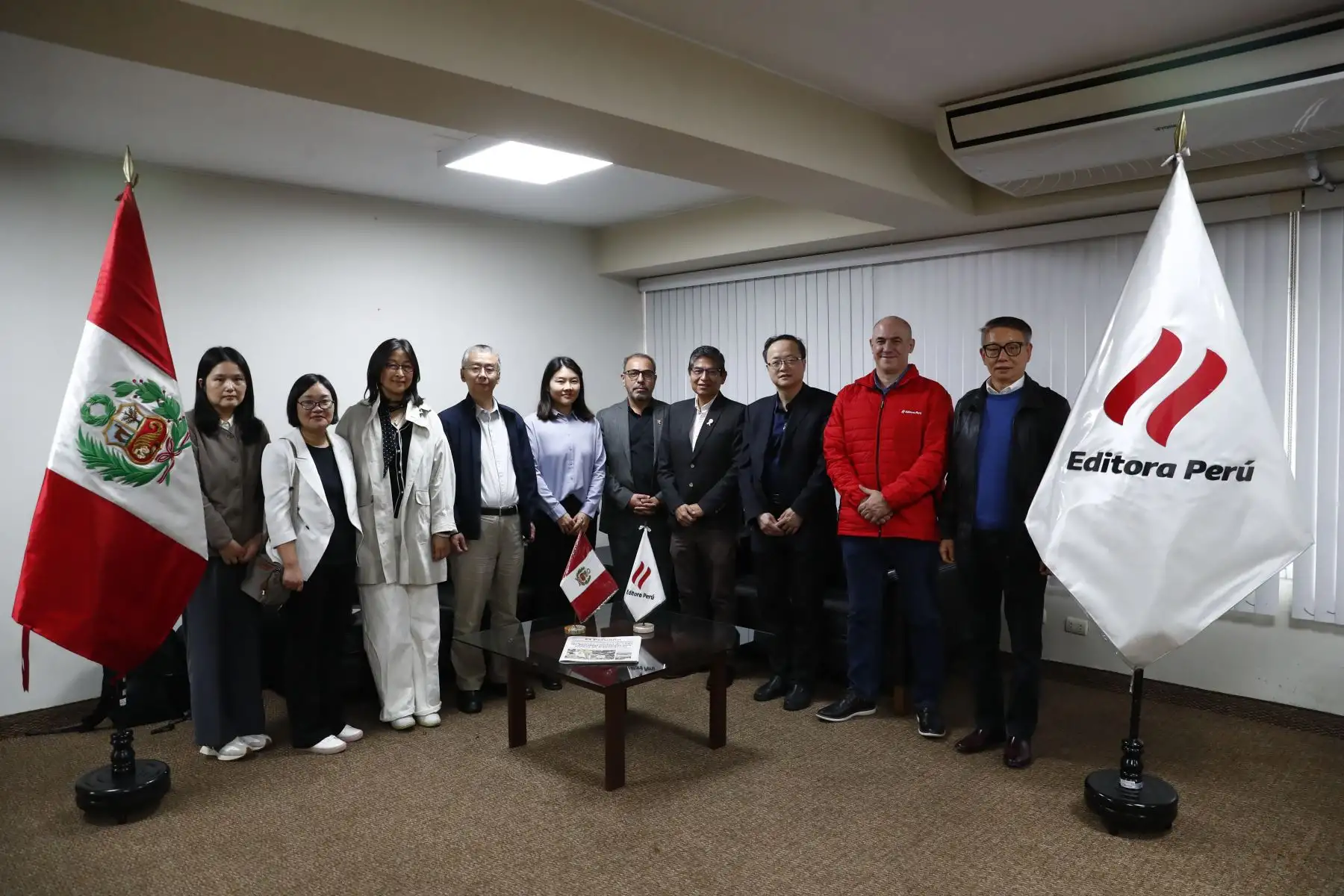 Una delegación de representantes de editoriales de la República Popular China visitó este viernes la sede del Diario El Peruano y de la Agencia Andina, entre ellas la Corporación China de Comercio Internacional de Libros, la Editorial de la Universidad Normal del Este de China, la Editorial de Clásicos Chinos de Shanghái, y la Editorial Científica y Técnica de Shanghái. Foto: ANDINA/Daniel Bracamonte