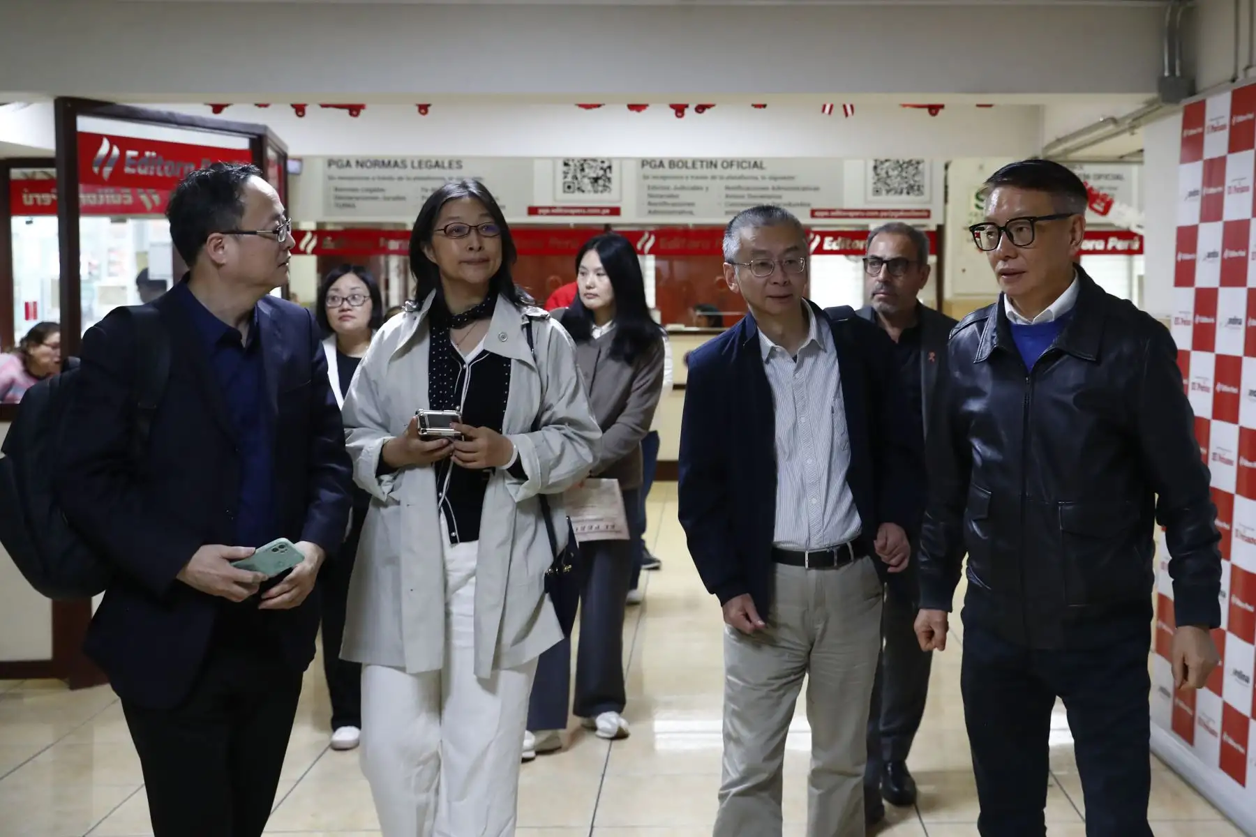 Una delegación de representantes de editoriales de la República Popular China visitó este viernes la sede del Diario El Peruano y de la Agencia Andina, entre ellas la Corporación China de Comercio Internacional de Libros, la Editorial de la Universidad Normal del Este de China, la Editorial de Clásicos Chinos de Shanghái, y la Editorial Científica y Técnica de Shanghái. Foto: ANDINA/Daniel Bracamonte