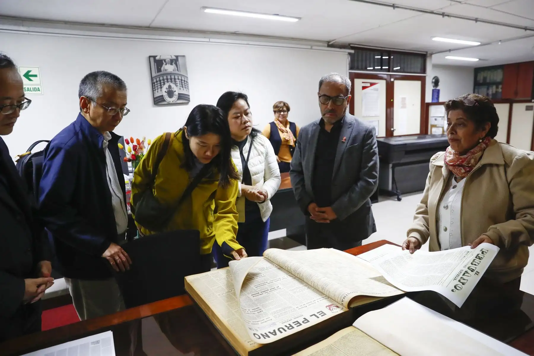 Una delegación de representantes de editoriales de la República Popular China visitó este viernes la sede del Diario El Peruano y de la Agencia Andina, entre ellas la Corporación China de Comercio Internacional de Libros, la Editorial de la Universidad Normal del Este de China, la Editorial de Clásicos Chinos de Shanghái, y la Editorial Científica y Técnica de Shanghái. Foto: ANDINA/Daniel Bracamonte