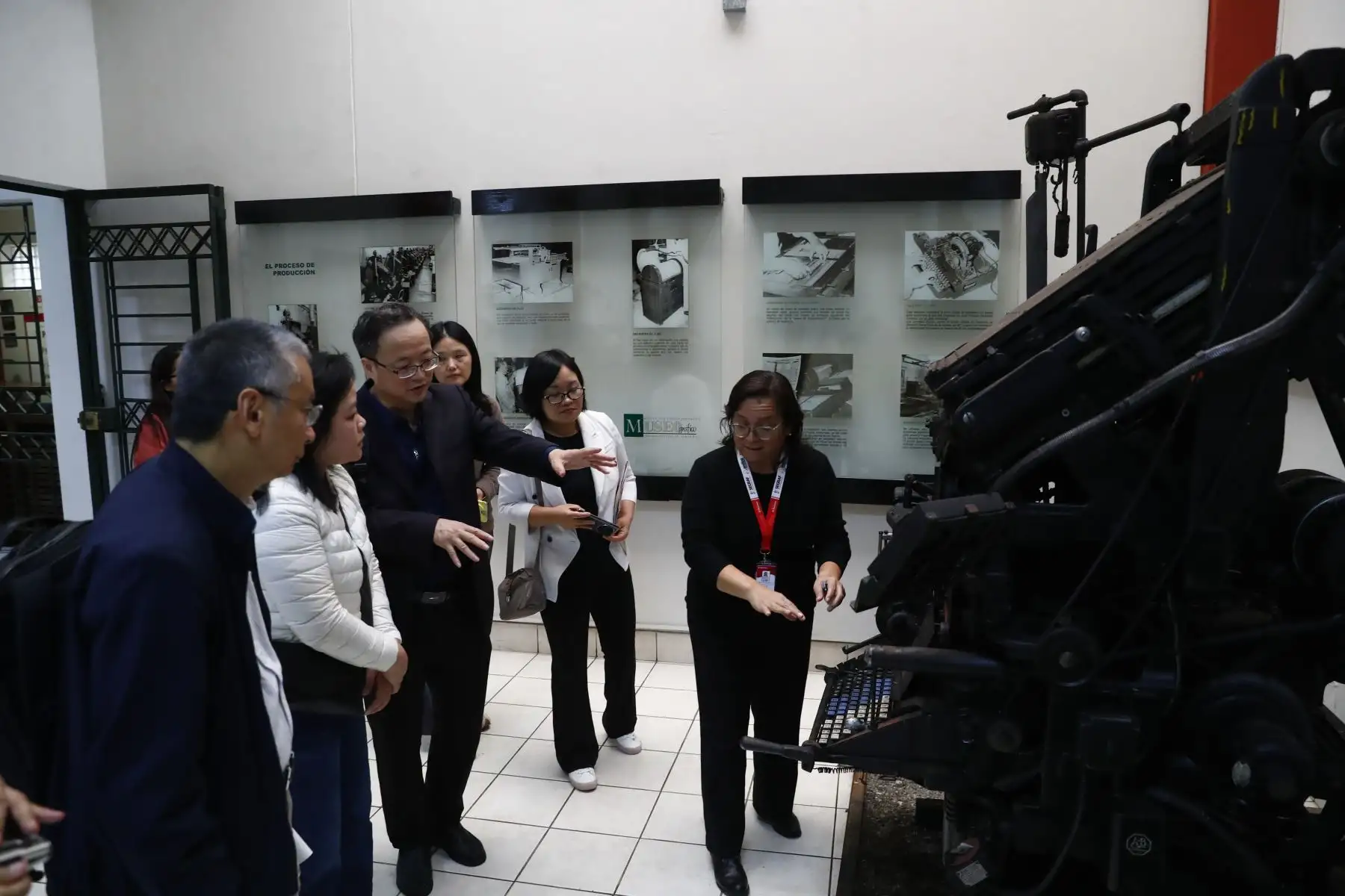 Una delegación de representantes de editoriales de la República Popular China visitó este viernes la sede del Diario El Peruano y de la Agencia Andina, entre ellas la Corporación China de Comercio Internacional de Libros, la Editorial de la Universidad Normal del Este de China, la Editorial de Clásicos Chinos de Shanghái, y la Editorial Científica y Técnica de Shanghái. Foto: ANDINA/Daniel Bracamonte