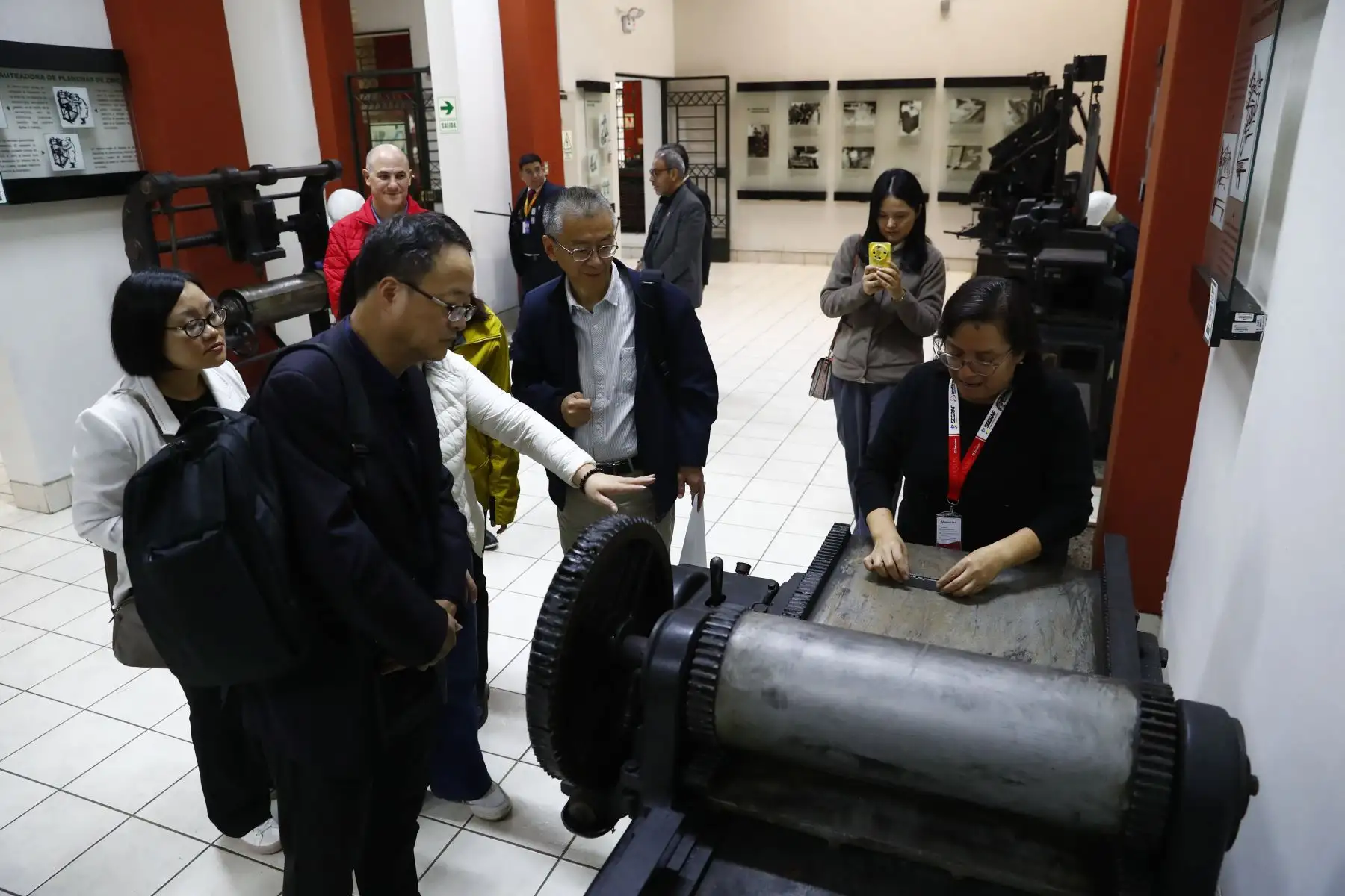 Una delegación de representantes de editoriales de la República Popular China visitó este viernes la sede del Diario El Peruano y de la Agencia Andina, entre ellas la Corporación China de Comercio Internacional de Libros, la Editorial de la Universidad Normal del Este de China, la Editorial de Clásicos Chinos de Shanghái, y la Editorial Científica y Técnica de Shanghái. Foto: ANDINA/Daniel Bracamonte