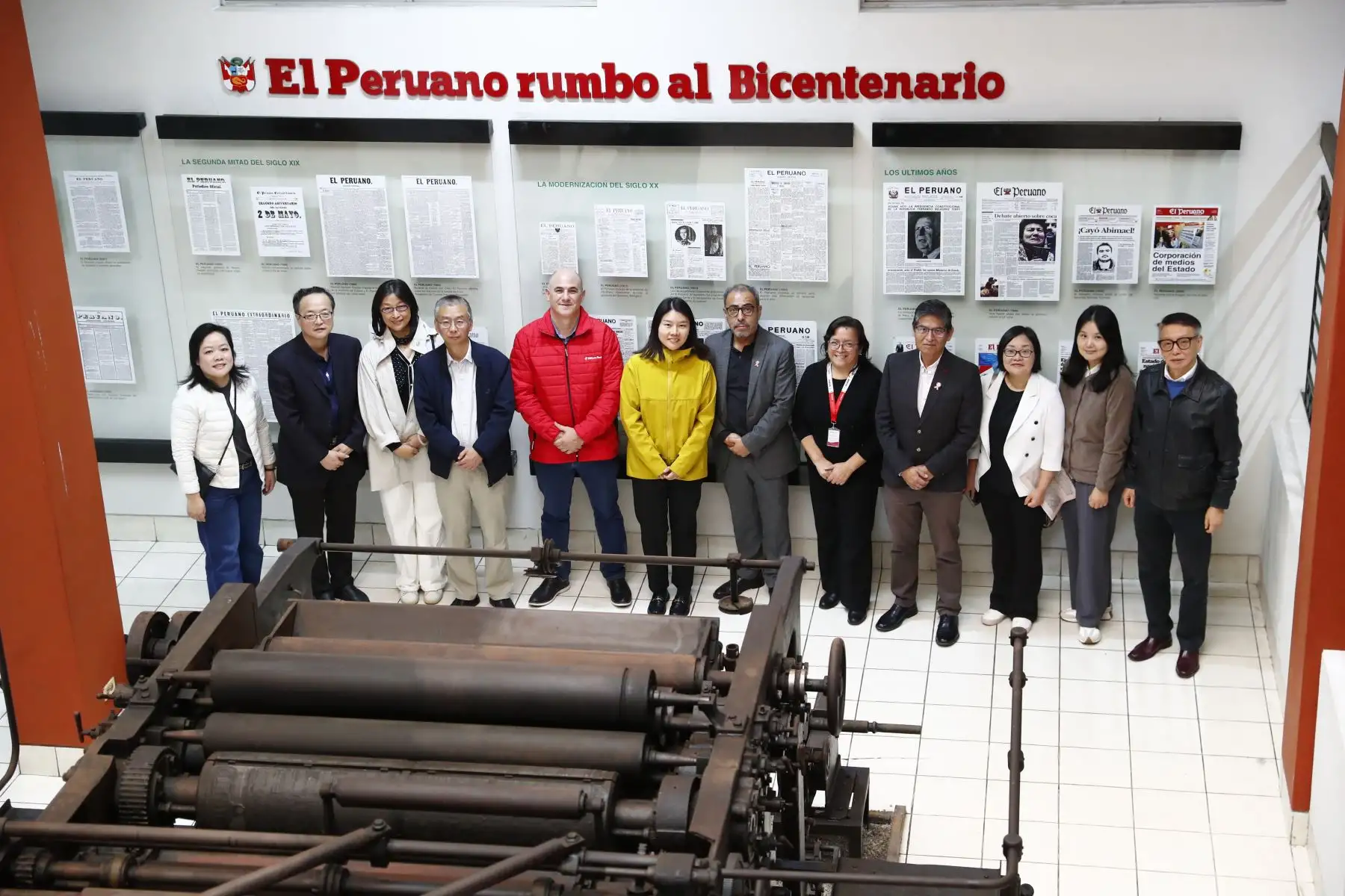 Una delegación de representantes de editoriales de la República Popular China visitó este viernes la sede del Diario El Peruano y de la Agencia Andina, entre ellas la Corporación China de Comercio Internacional de Libros, la Editorial de la Universidad Normal del Este de China, la Editorial de Clásicos Chinos de Shanghái, y la Editorial Científica y Técnica de Shanghái. Foto: ANDINA/Daniel Bracamonte