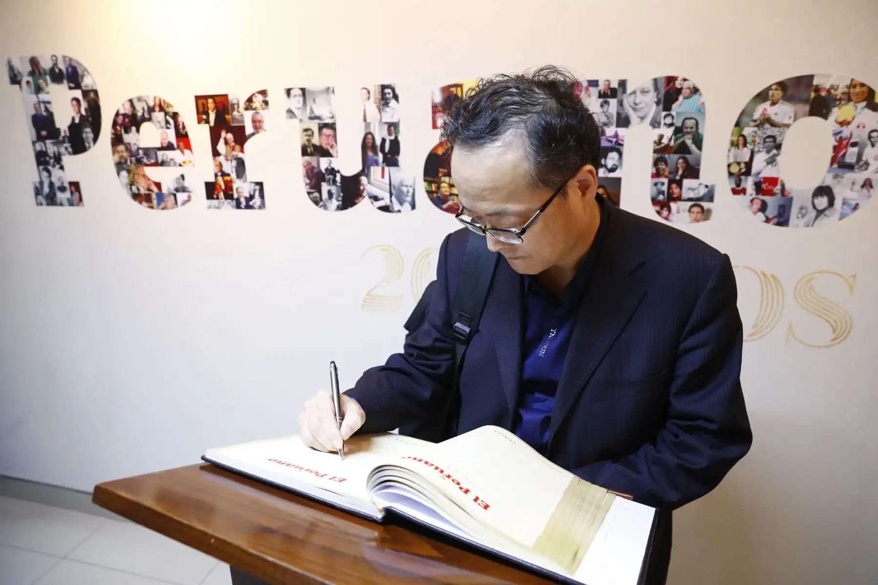Una delegación de representantes de editoriales de la República Popular China visitó este viernes la sede del Diario El Peruano y de la Agencia Andina, entre ellas la Corporación China de Comercio Internacional de Libros, la Editorial de la Universidad Normal del Este de China, la Editorial de Clásicos Chinos de Shanghái, y la Editorial Científica y Técnica de Shanghái. Foto: ANDINA/Daniel Bracamonte