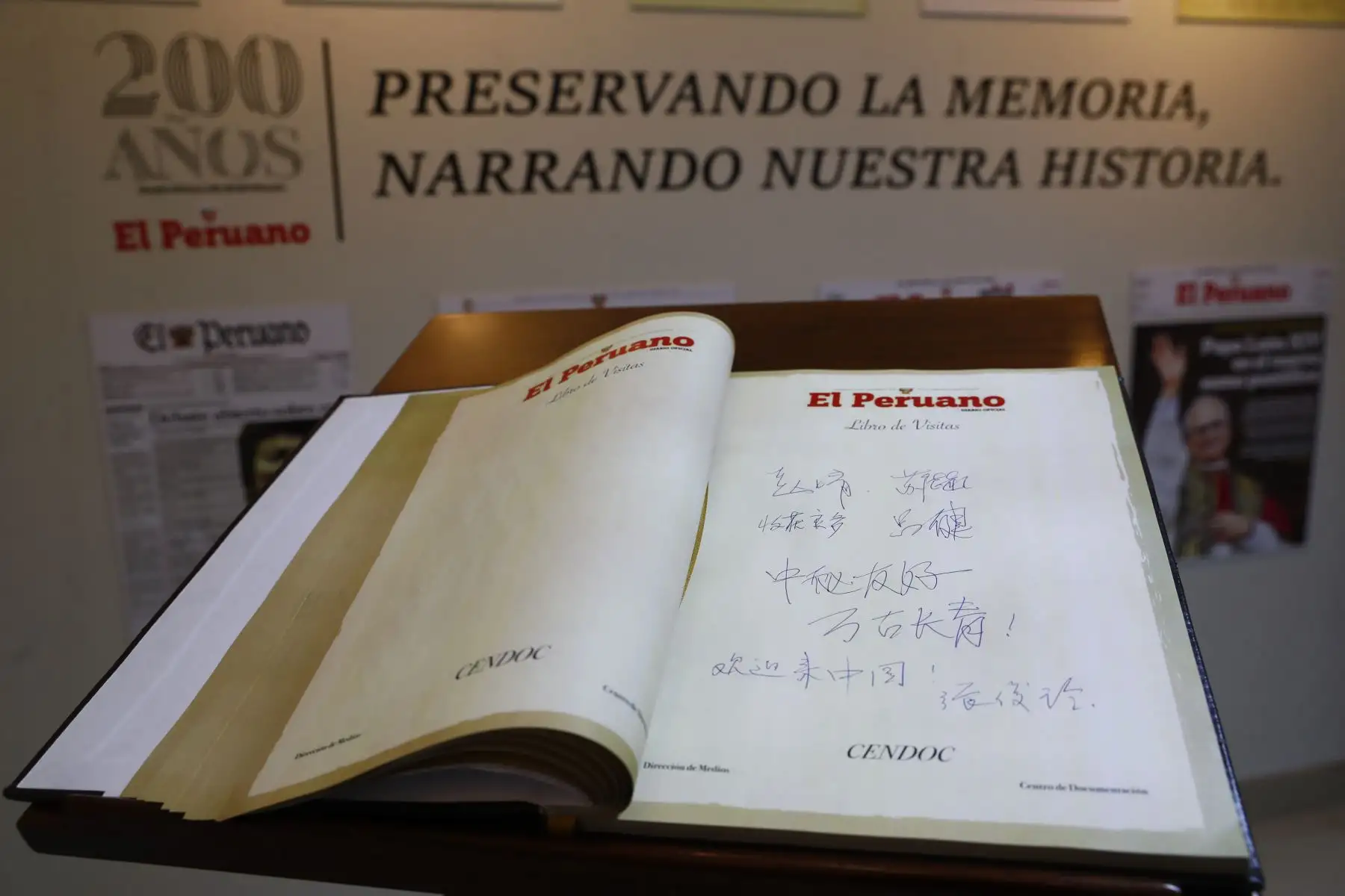 Una delegación de representantes de editoriales de la República Popular China visitó este viernes la sede del Diario El Peruano y de la Agencia Andina, entre ellas la Corporación China de Comercio Internacional de Libros, la Editorial de la Universidad Normal del Este de China, la Editorial de Clásicos Chinos de Shanghái, y la Editorial Científica y Técnica de Shanghái. Foto: ANDINA/Daniel Bracamonte
