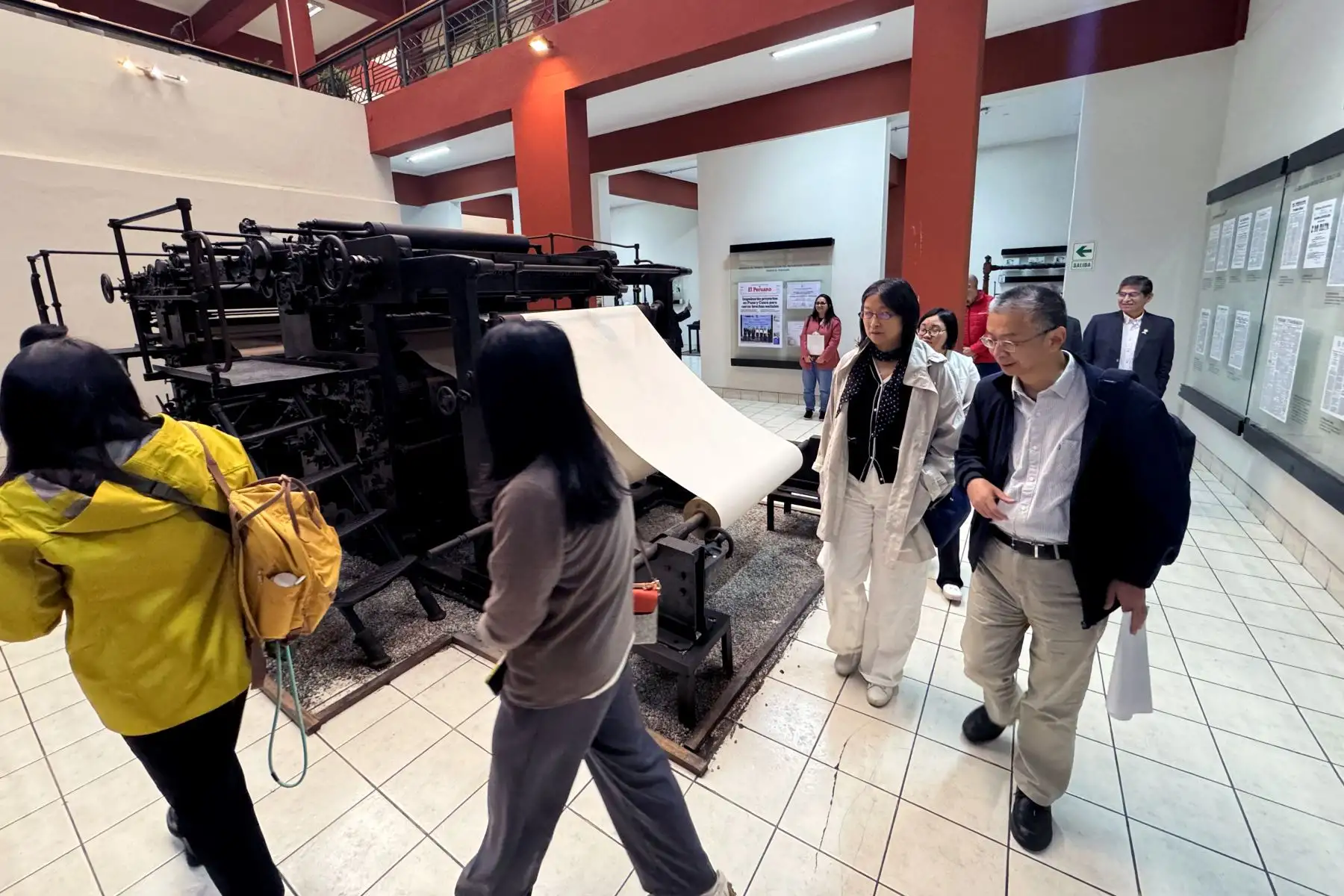 Una delegación de representantes de editoriales de la República Popular China visitó este viernes la sede del Diario El Peruano y de la Agencia Andina, entre ellas la Corporación China de Comercio Internacional de Libros, la Editorial de la Universidad Normal del Este de China, la Editorial de Clásicos Chinos de Shanghái, y la Editorial Científica y Técnica de Shanghái. Foto: ANDINA/Daniel Bracamonte