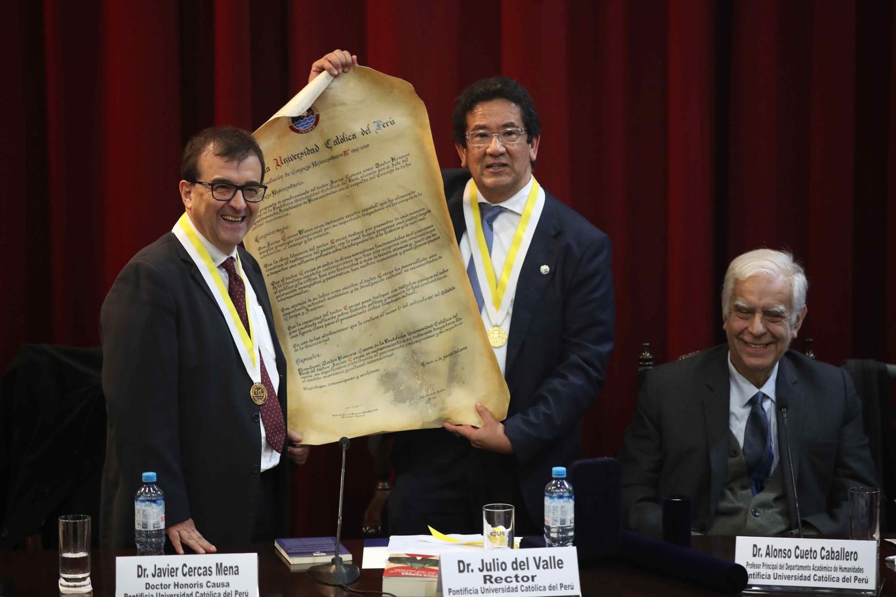 El escritor español Javier Cercas (i), posa junto al rector de la PUCP, Julio Del Valle (c), y el escritor peruano Alonso Cueto, este viernes en Lima. Foto: EFE