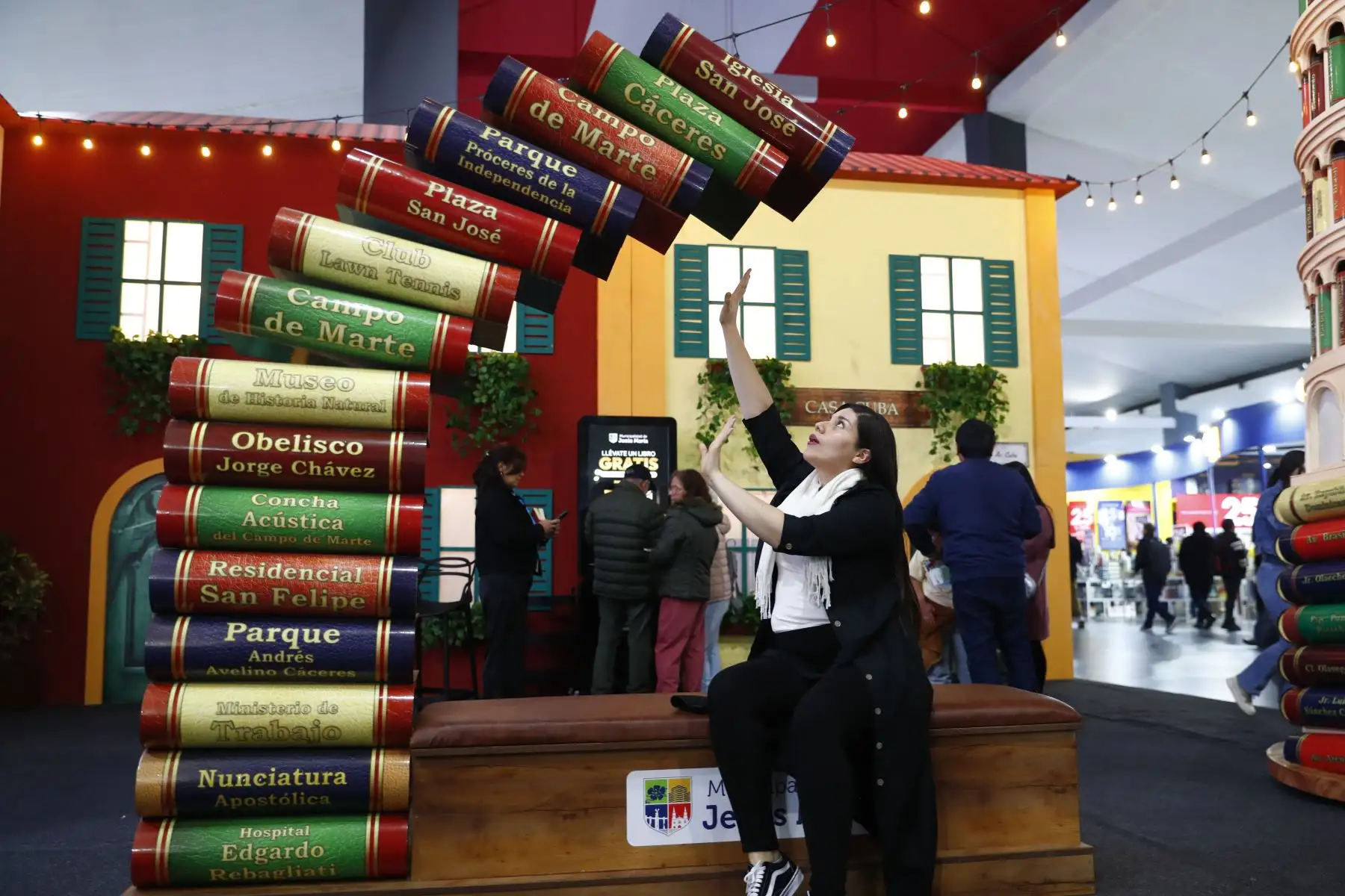 Algunos de los principales atractivos de la 29 Feria Internacional del Libro FIL Lima 2025 en su primer día, fueron singulares ambientes muy bien decorados y de estilo original, en donde los cientos de asistentes a la feria aprovecharon para tomarse fotos. Foto: ANDINA/Daniel Bracamonte