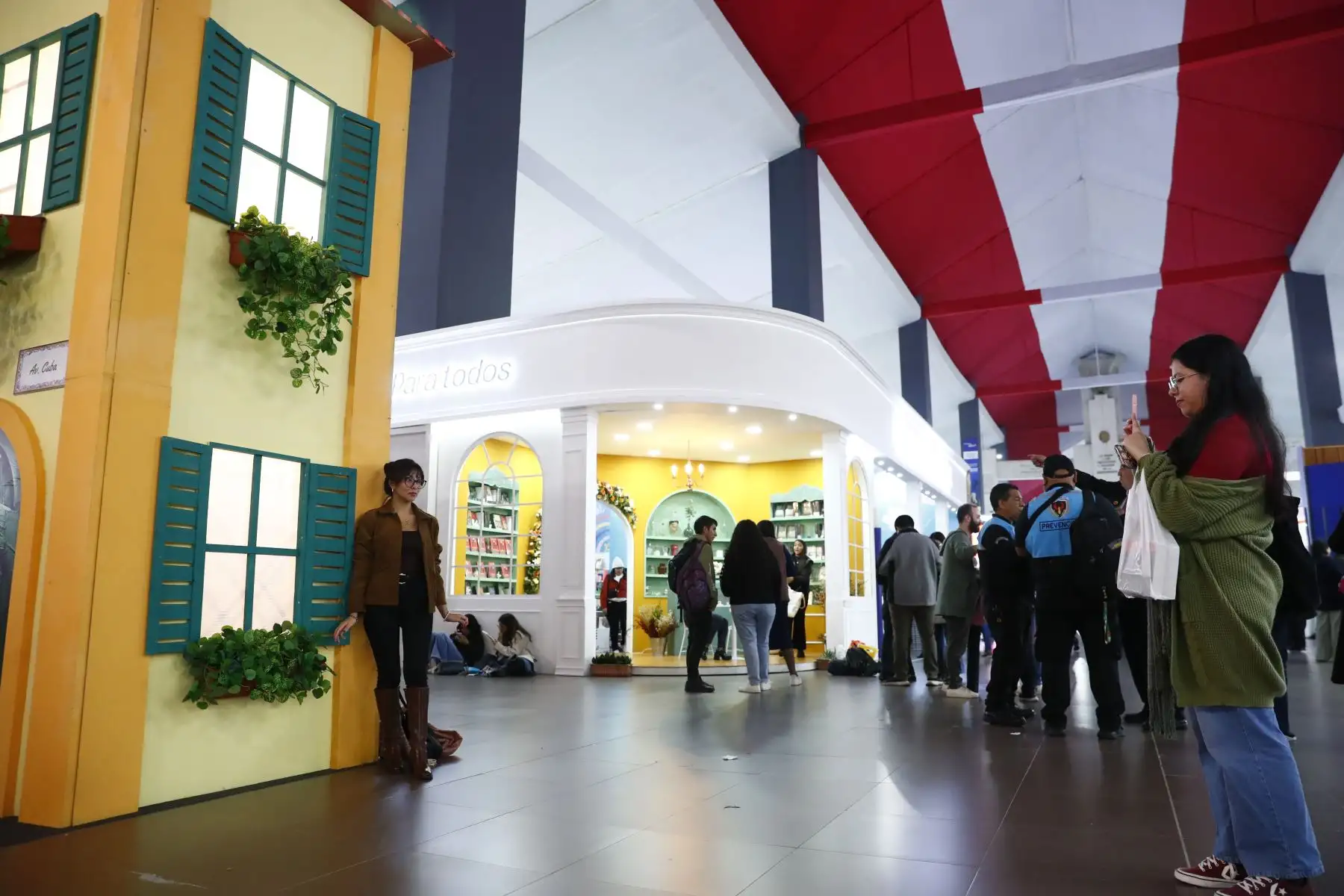 Algunos de los principales atractivos de la 29 Feria Internacional del Libro FIL Lima 2025 en su primer día, fueron singulares ambientes muy bien decorados y de estilo original, en donde los cientos de asistentes a la feria aprovecharon para tomarse fotos. Foto: ANDINA/Daniel Bracamonte