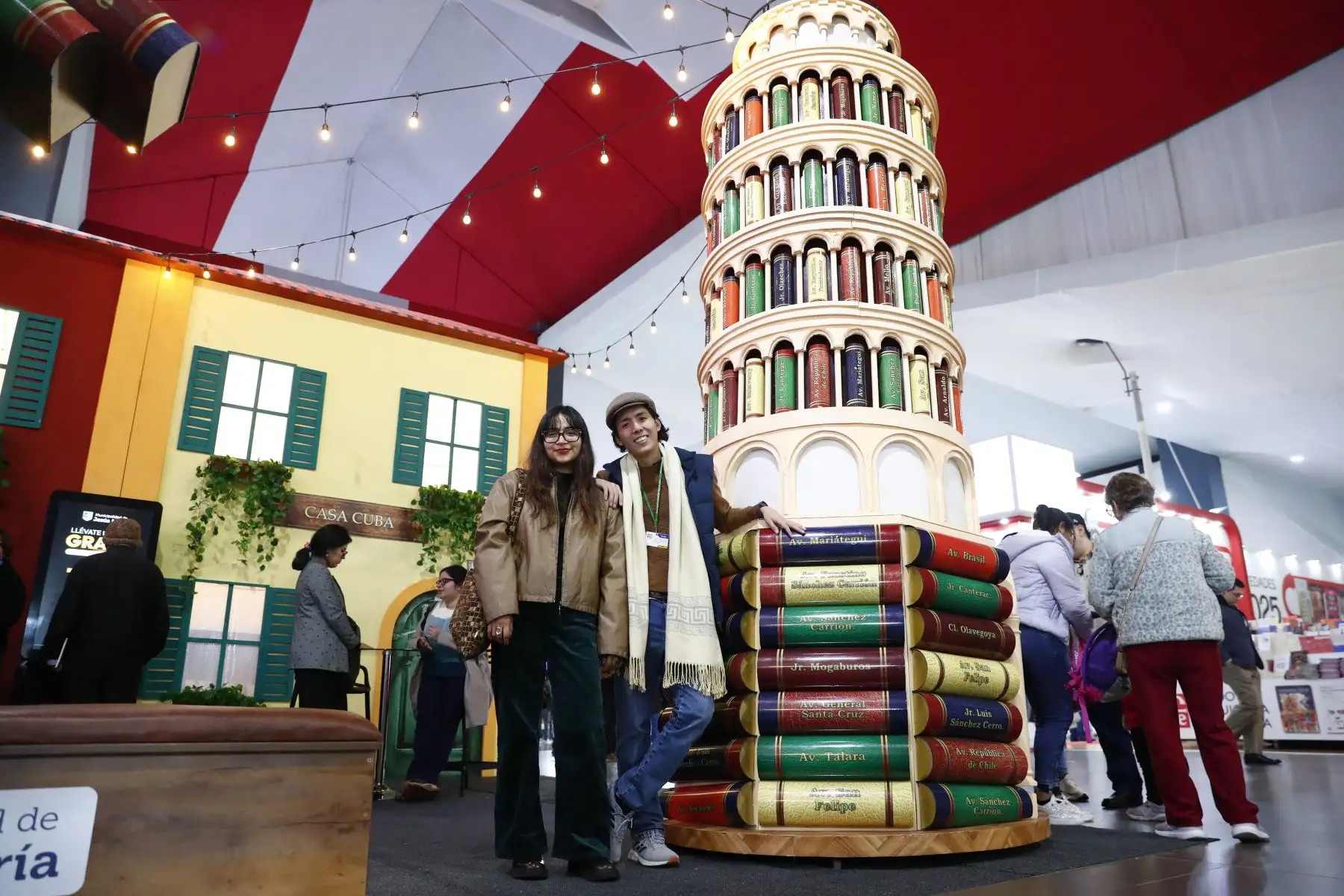 Algunos de los principales atractivos de la 29 Feria Internacional del Libro FIL Lima 2025 en su primer día, fueron singulares ambientes muy bien decorados y de estilo original, en donde los cientos de asistentes a la feria aprovecharon para tomarse fotos. Foto: ANDINA/Daniel Bracamonte