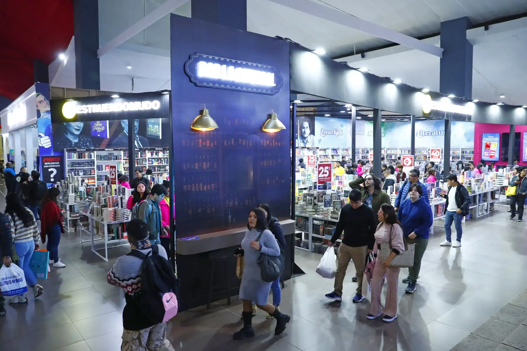 Masiva asistencia de público de todas las edades durante el primer día de la 29 Feria Internacional del Libro FIL Lima 2025, que como todos los años se realiza en el parque Próceres de la Independencia de Jesús María, y abrirá sus puertas al público hasta el 6 de agosto. Foto: ANDINA/Daniel Bracamonte