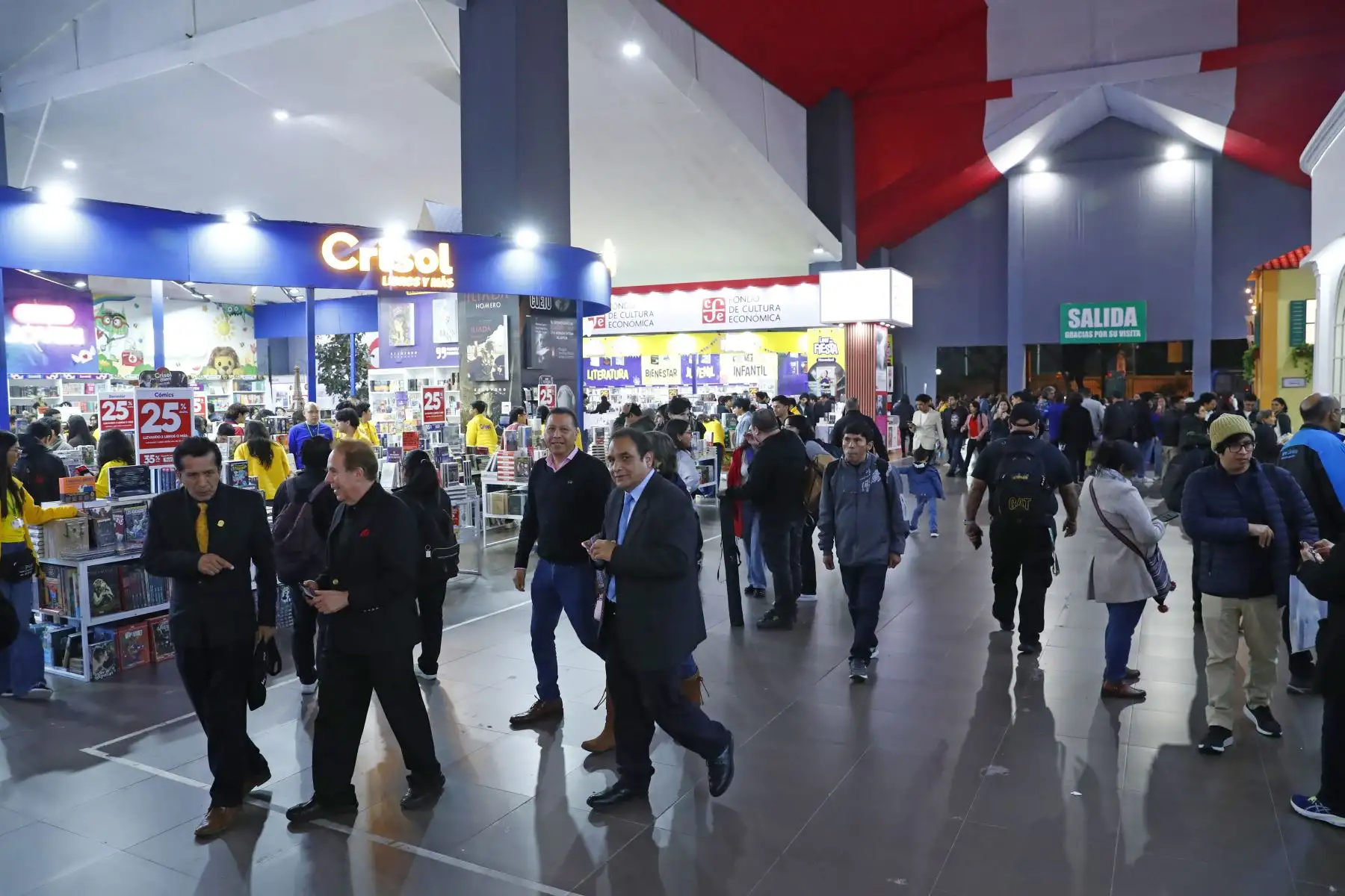 Masiva asistencia de público de todas las edades durante el primer día de la 29 Feria Internacional del Libro FIL Lima 2025, que como todos los años se realiza en el parque Próceres de la Independencia de Jesús María, y abrirá sus puertas al público hasta el 6 de agosto. Foto: ANDINA/Daniel Bracamonte