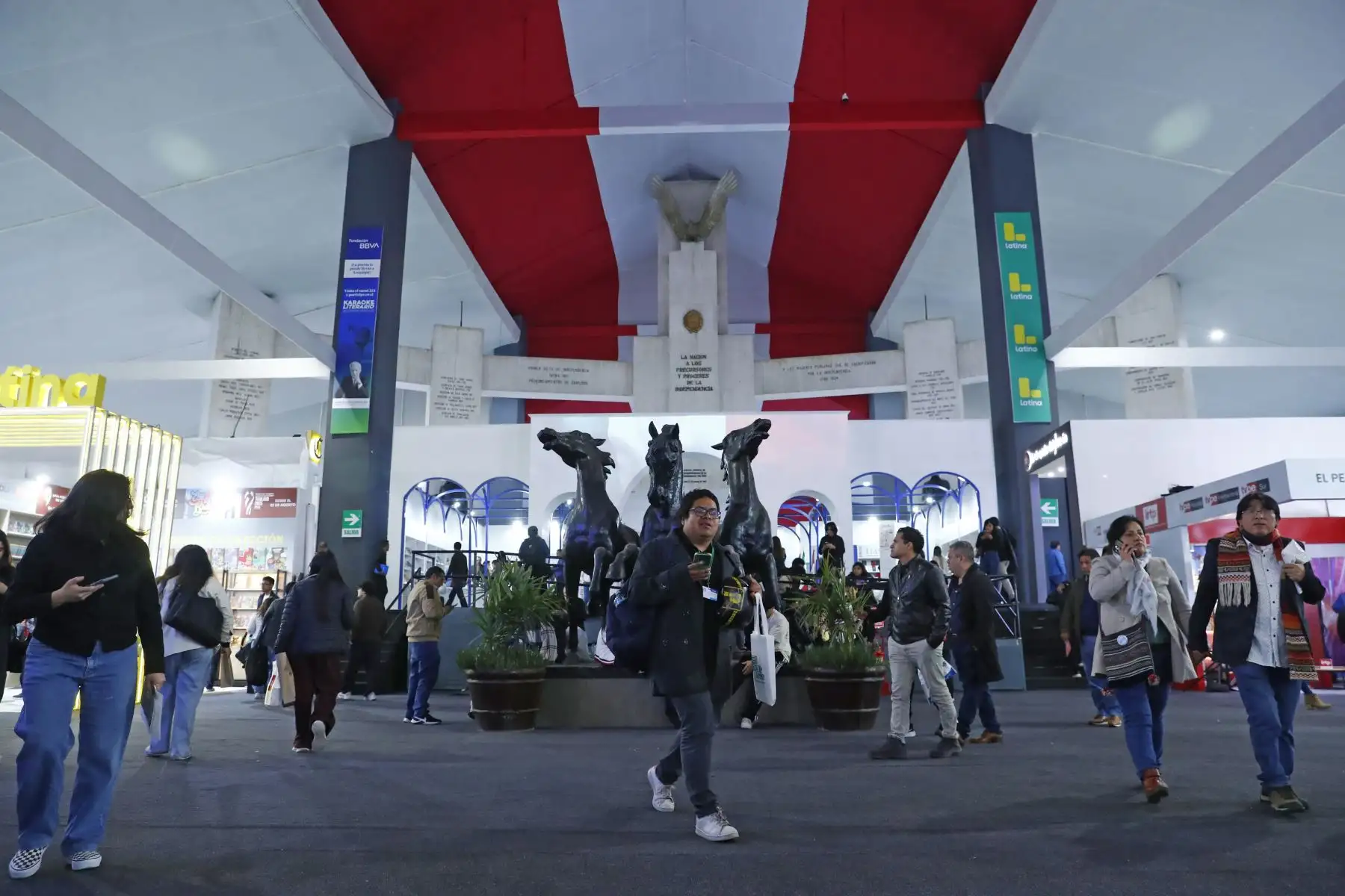 Masiva asistencia de público de todas las edades durante el primer día de la 29 Feria Internacional del Libro FIL Lima 2025, que como todos los años se realiza en el parque Próceres de la Independencia de Jesús María, y abrirá sus puertas al público hasta el 6 de agosto. Foto: ANDINA/Daniel Bracamonte