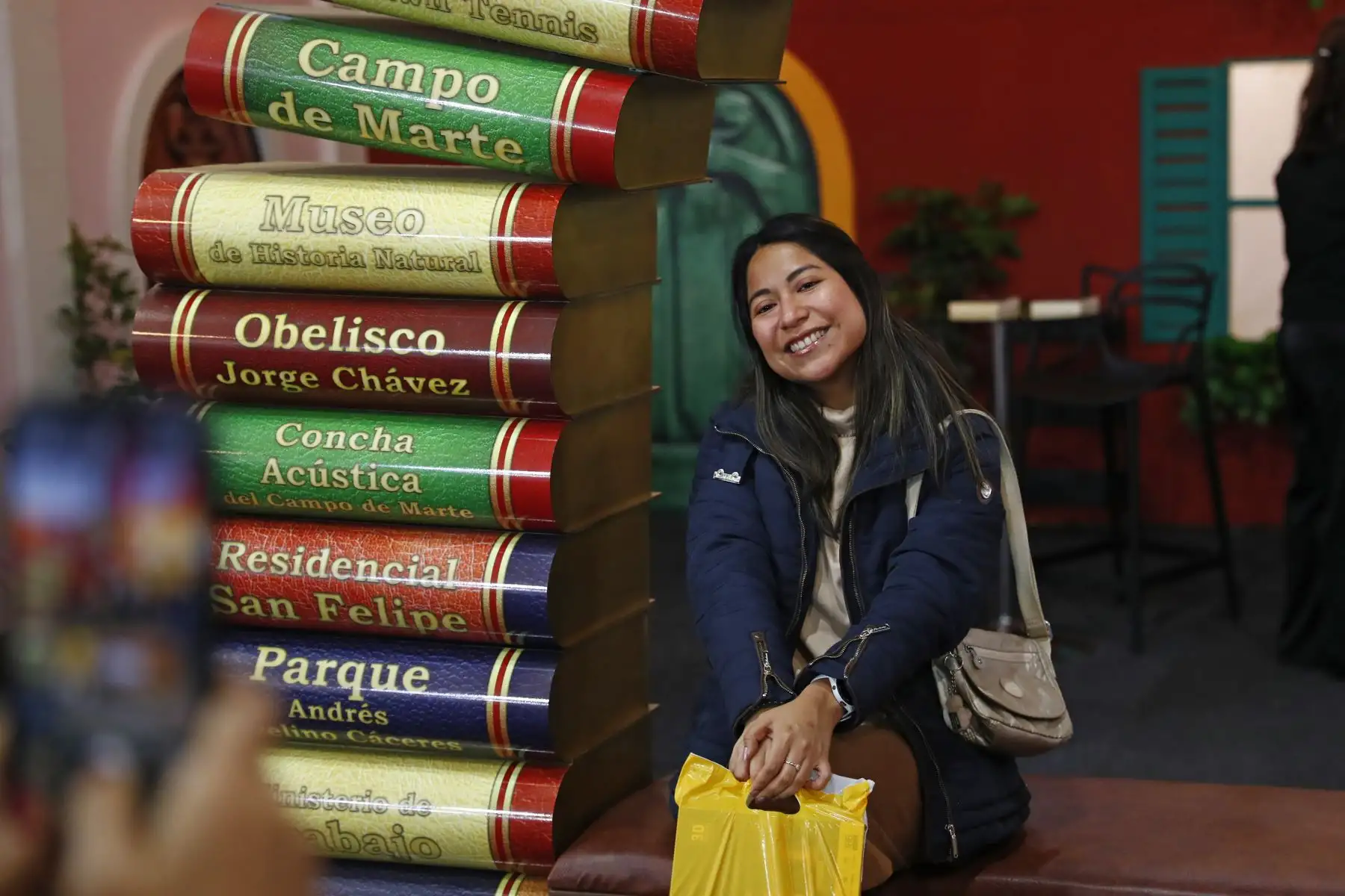 Algunos de los principales atractivos de la 29 Feria Internacional del Libro FIL Lima 2025 en su primer día, fueron singulares ambientes muy bien decorados y de estilo original, en donde los cientos de asistentes a la feria aprovecharon para tomarse fotos. Foto: ANDINA/Daniel Bracamonte