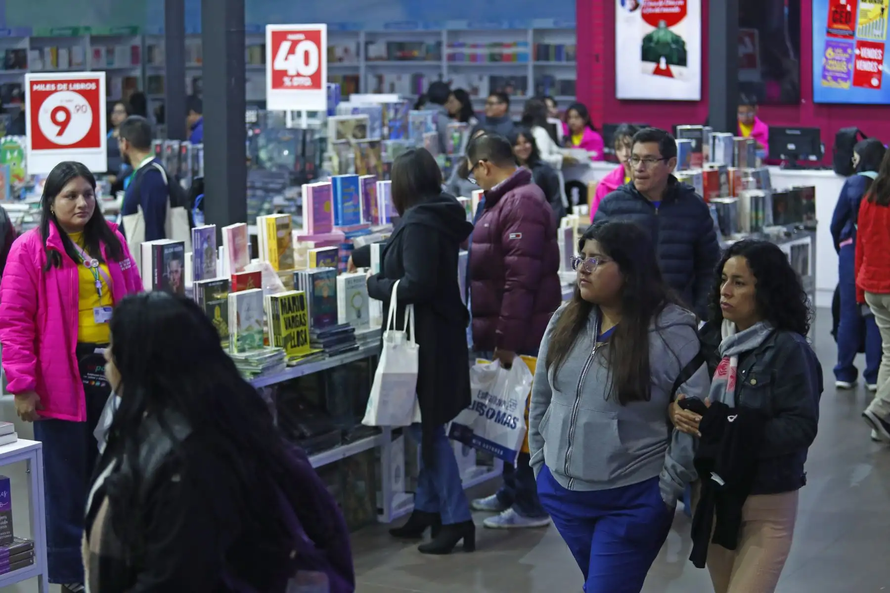 Masiva asistencia de público de todas las edades durante el primer día de la 29 Feria Internacional del Libro FIL Lima 2025, que como todos los años se realiza en el parque Próceres de la Independencia de Jesús María, y abrirá sus puertas al público hasta el 6 de agosto. Foto: ANDINA/Daniel Bracamonte