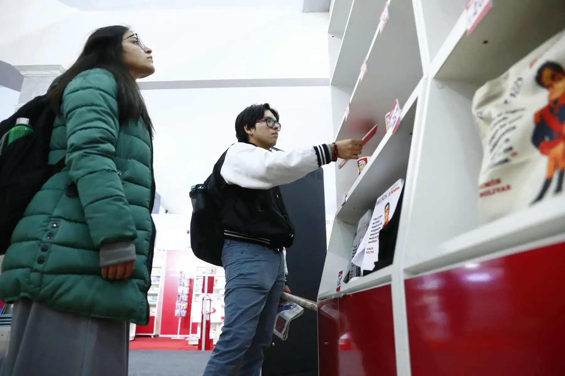 El Diario El Peruano y la Agencia de Noticias Andina se hacen presentes en la 29 Feria Internacional del Libro FIL Lima 2025 en Jesús María a través de uno de los stands del evento, en el que ofrecen al público diversas publicaciones de su fondo editorial, así como souvenires relacionados a la cultura peruana. Foto: ANDINA/Daniel Bracamonte