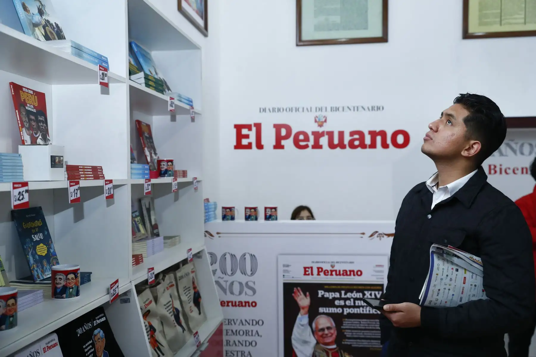 El Diario El Peruano y la Agencia de Noticias Andina se hacen presentes en la 29 Feria Internacional del Libro FIL Lima 2025 en Jesús María a través de uno de los stands del evento, en el que ofrecen al público diversas publicaciones de su fondo editorial, así como souvenires relacionados a la cultura peruana. Foto: ANDINA/Daniel Bracamonte