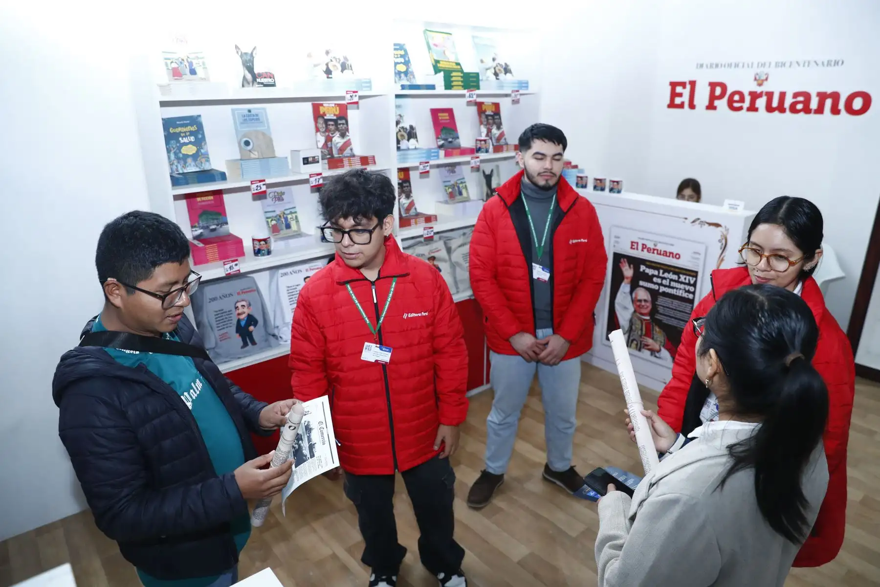 El Diario El Peruano y la Agencia de Noticias Andina se hacen presentes en la 29 Feria Internacional del Libro FIL Lima 2025 en Jesús María a través de uno de los stands del evento, en el que ofrecen al público diversas publicaciones de su fondo editorial, así como souvenires relacionados a la cultura peruana. Foto: ANDINA/Daniel Bracamonte