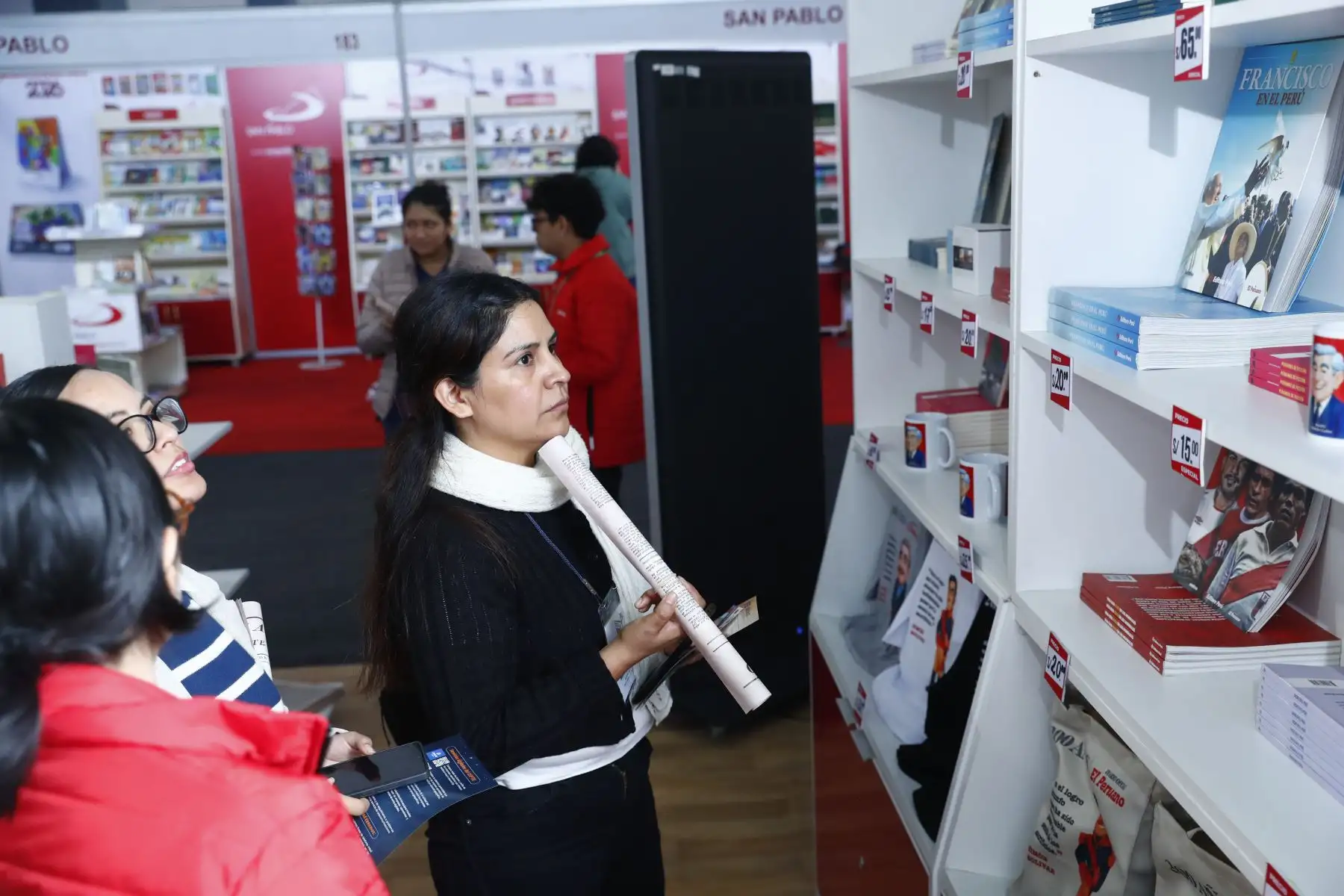 El Diario El Peruano y la Agencia de Noticias Andina se hacen presentes en la 29 Feria Internacional del Libro FIL Lima 2025 en Jesús María a través de uno de los stands del evento, en el que ofrecen al público diversas publicaciones de su fondo editorial, así como souvenires relacionados a la cultura peruana. Foto: ANDINA/Daniel Bracamonte