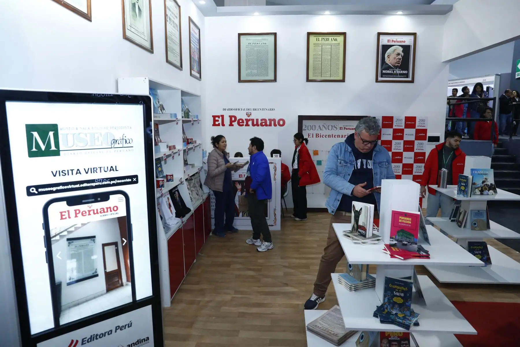 El Diario El Peruano y la Agencia de Noticias Andina se hacen presentes en la 29 Feria Internacional del Libro FIL Lima 2025 en Jesús María a través de uno de los stands del evento, en el que ofrecen al público diversas publicaciones de su fondo editorial, así como souvenires relacionados a la cultura peruana. Foto: ANDINA/Daniel Bracamonte