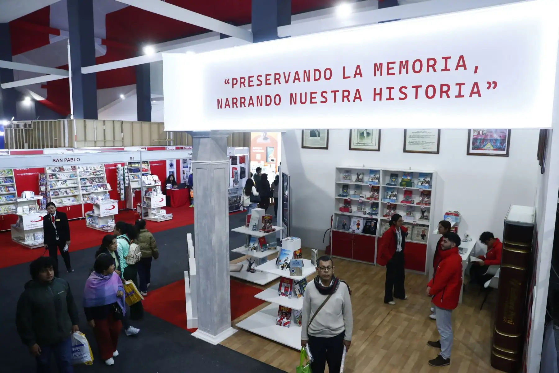 El Diario El Peruano y la Agencia de Noticias Andina se hacen presentes en la 29 Feria Internacional del Libro FIL Lima 2025 en Jesús María a través de uno de los stands del evento, en el que ofrecen al público diversas publicaciones de su fondo editorial, así como souvenires relacionados a la cultura peruana. Foto: ANDINA/Daniel Bracamonte
