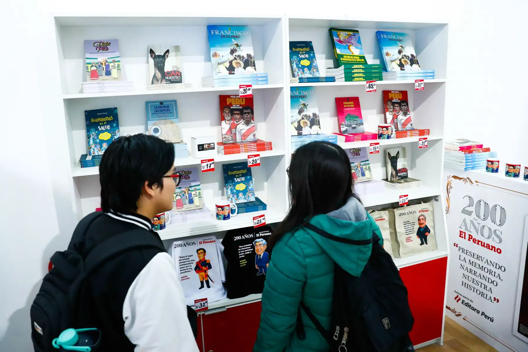 El Diario El Peruano y la Agencia de Noticias Andina se hacen presentes en la 29 Feria Internacional del Libro FIL Lima 2025 en Jesús María a través de uno de los stands del evento, en el que ofrecen al público diversas publicaciones de su fondo editorial, así como souvenires relacionados a la cultura peruana. Foto: ANDINA/Daniel Bracamonte