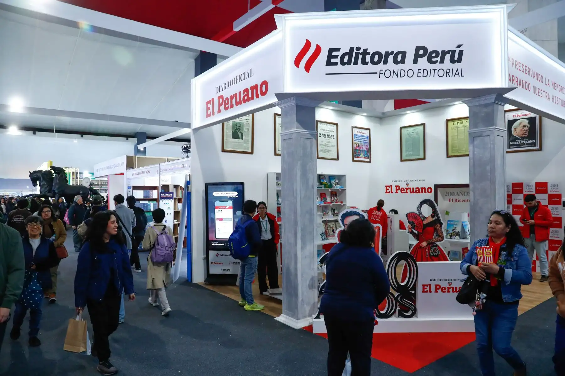 El Diario El Peruano y la Agencia de Noticias Andina se hacen presentes en la 29 Feria Internacional del Libro FIL Lima 2025 en Jesús María a través de uno de los stands del evento, en el que ofrecen al público diversas publicaciones de su fondo editorial, así como souvenires relacionados a la cultura peruana. Foto: ANDINA/Daniel Bracamonte