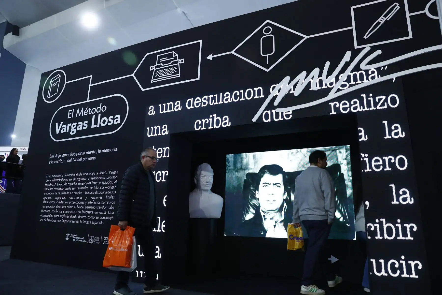 La 29 Feria Internacional del Libro FIL Lima presenta este 2025 el Método Vargas Llosa, un área multimedia inmersiva que introduce al visitante en la vida, obra y memorias del Nobel de Literatura peruano, recientemente fallecido este año. Foto: ANDINA/Daniel Bracamonte