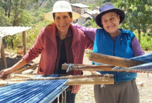 Isolina Gil y María Alfaro son usuarias del programa social Pensión 65 del Midis y también difunden el arte del tejido de cintura a escolares en Otuzco.