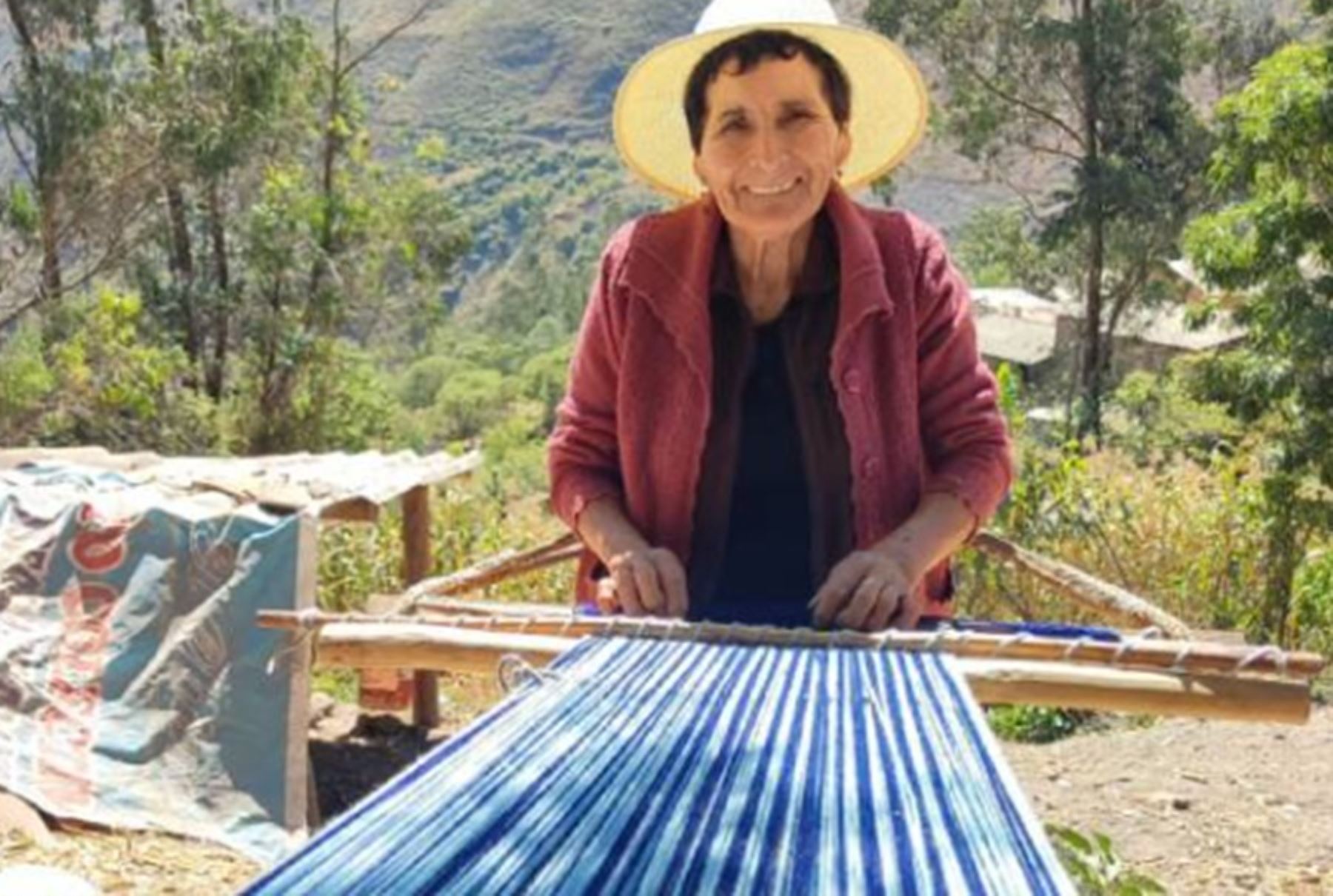 Isolina Gil y María Alfaro son usuarias del programa social Pensión 65 del Midis y también difunden el arte del tejido de cintura a escolares en Otuzco.