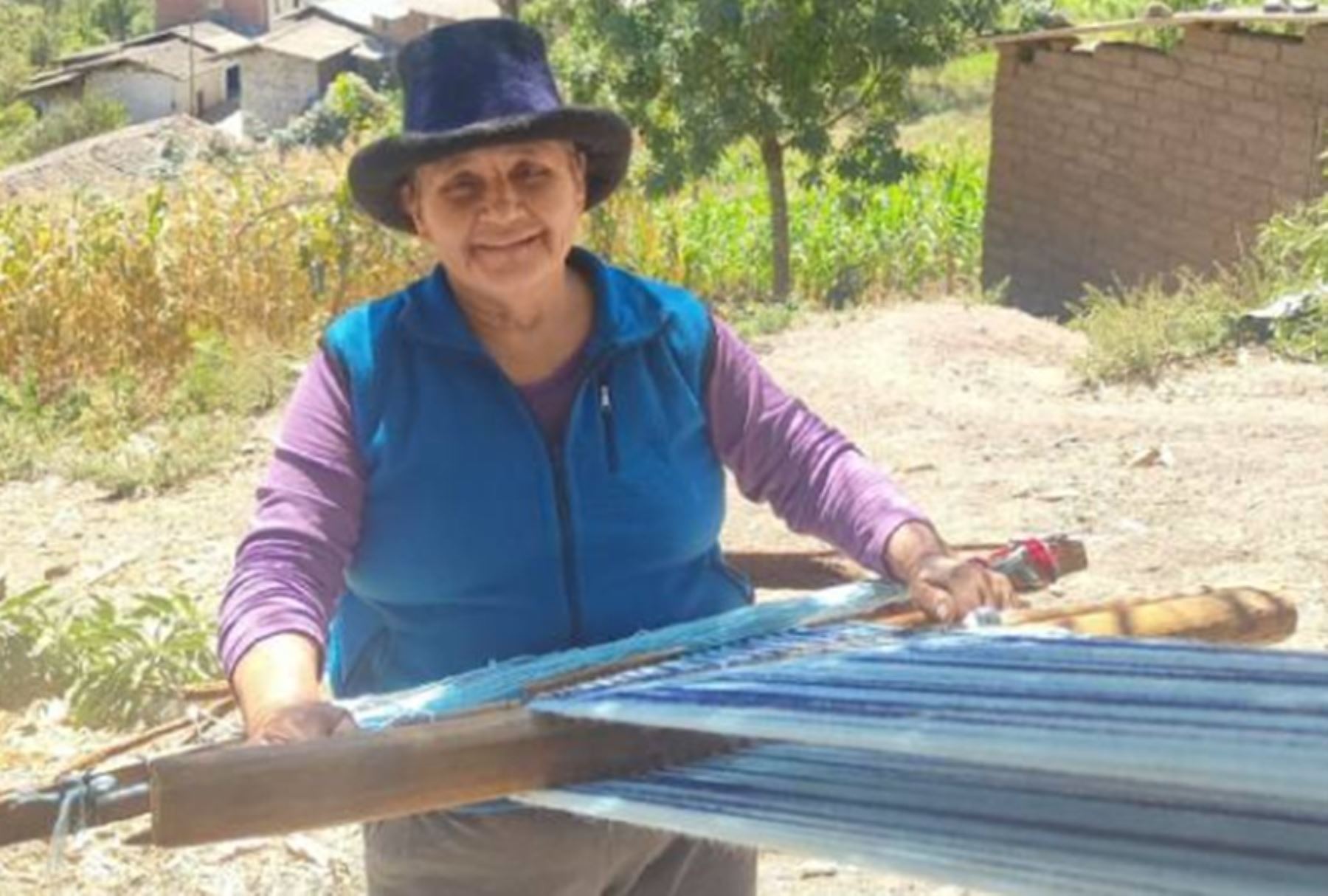 Isolina Gil y María Alfaro son usuarias del programa social Pensión 65 del Midis y también difunden el arte del tejido de cintura a escolares en Otuzco.