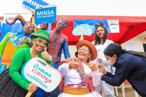 El Ministerio de Salud (Minsa) protegió a más de 200 adultos mayores del Centro Integral de Atención al Adulto Mayor (CIAM) de Carabayllo de las enfermedades propias del invierno. Foto: ANDINA/Difusión