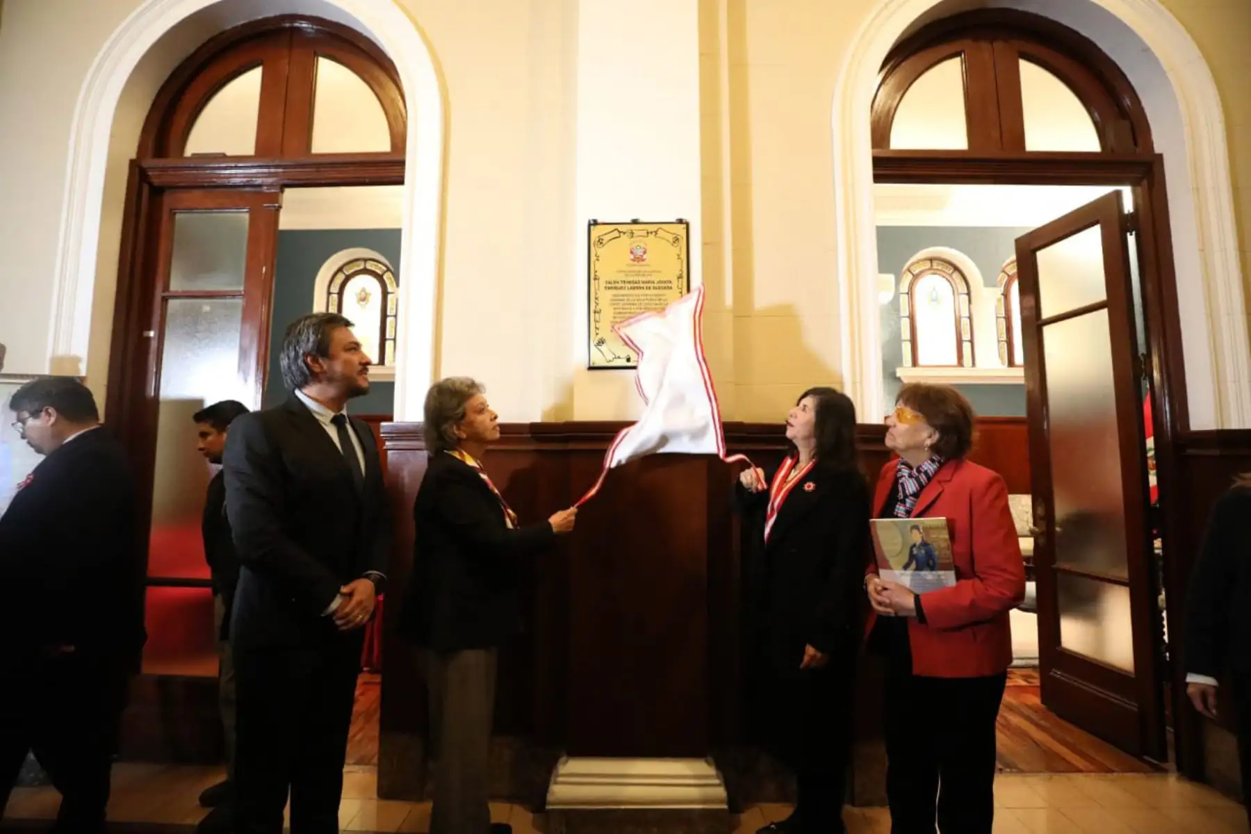 En reconocimiento a su lucha por el derecho a la igualdad y no discriminación de las mujeres en el ámbito del Derecho y la abogacía, el Poder Judicial, que preside Janet Tello Gilardi, denominó al Salón Azul del Palacio Nacional de Justicia como "Trinidad María Josefa Enríquez Ladrón de Guevara".
Foto: Poder Judicial
