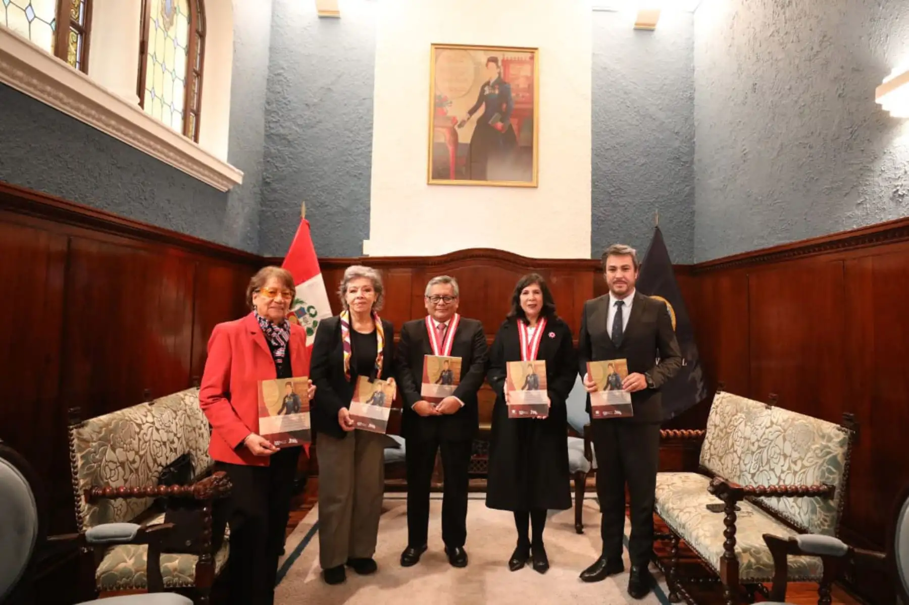 En reconocimiento a su lucha por el derecho a la igualdad y no discriminación de las mujeres en el ámbito del Derecho y la abogacía, el Poder Judicial, que preside Janet Tello Gilardi, denominó al Salón Azul del Palacio Nacional de Justicia como "Trinidad María Josefa Enríquez Ladrón de Guevara".
Foto: Poder Judicial