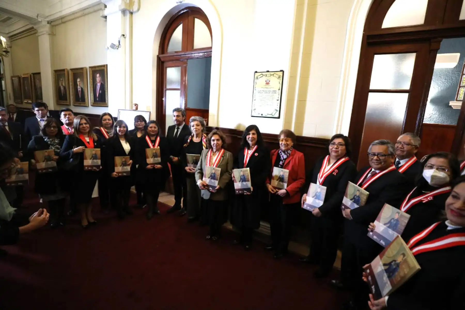 En reconocimiento a su lucha por el derecho a la igualdad y no discriminación de las mujeres en el ámbito del Derecho y la abogacía, el Poder Judicial, que preside Janet Tello Gilardi, denominó al Salón Azul del Palacio Nacional de Justicia como "Trinidad María Josefa Enríquez Ladrón de Guevara".
Foto: Poder Judicial