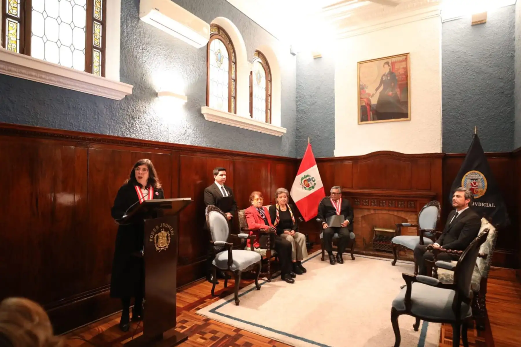 En reconocimiento a su lucha por el derecho a la igualdad y no discriminación de las mujeres en el ámbito del Derecho y la abogacía, el Poder Judicial, que preside Janet Tello Gilardi, denominó al Salón Azul del Palacio Nacional de Justicia como "Trinidad María Josefa Enríquez Ladrón de Guevara".
Foto: Poder Judicial