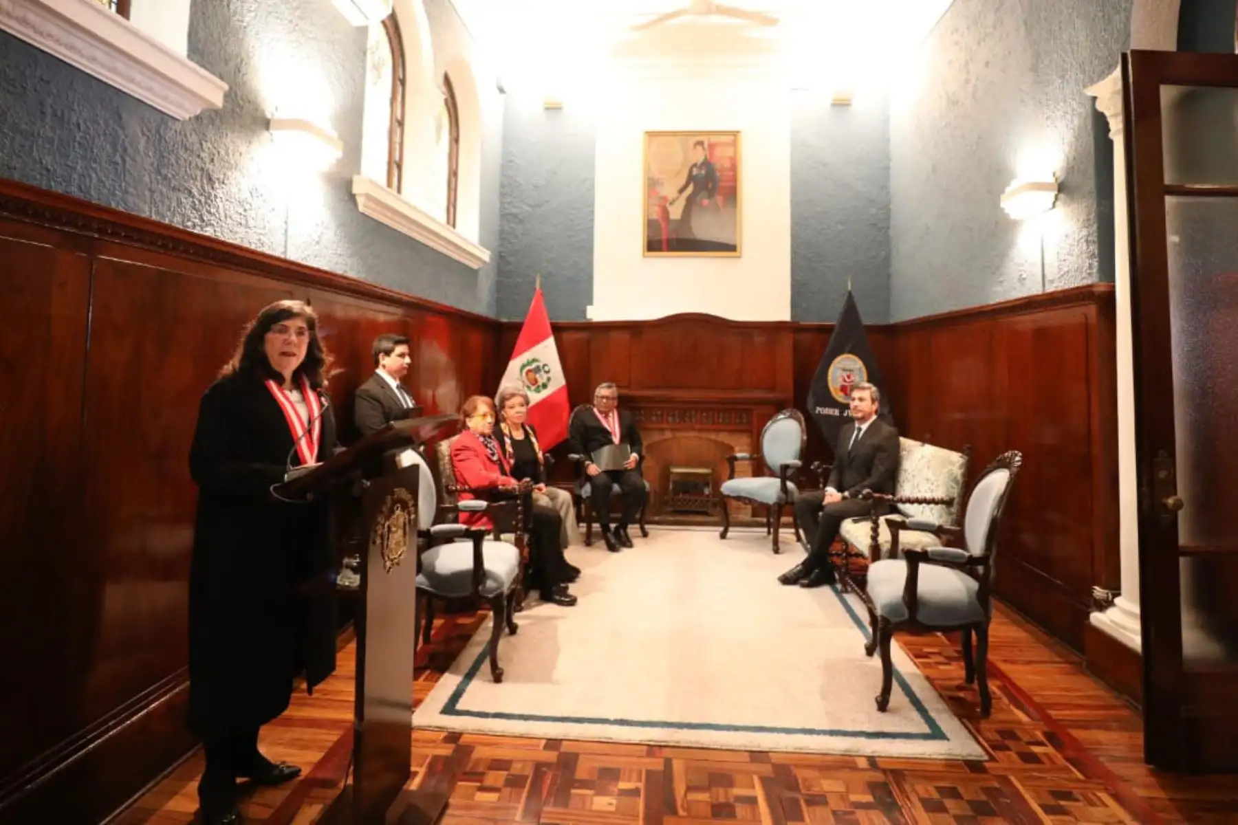 En reconocimiento a su lucha por el derecho a la igualdad y no discriminación de las mujeres en el ámbito del Derecho y la abogacía, el Poder Judicial, que preside Janet Tello Gilardi, denominó al Salón Azul del Palacio Nacional de Justicia como "Trinidad María Josefa Enríquez Ladrón de Guevara".
Foto: Poder Judicial
