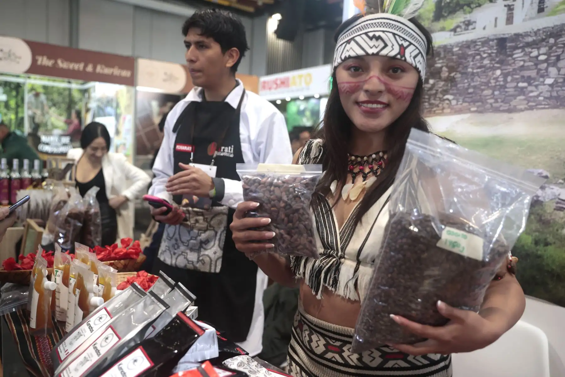 Con gran entusiasmo se realiza la inauguración de la Rueda de Negocios Nacional de la XVI edición del Salón del Cacao y Chocolate en el Centro de Convenciones de Lima.  
Foto: ANDINA/ Vidal Tarqui