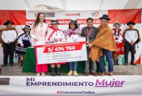 La ministra de Desarrollo e Inclusión Social, Leslie Urteaga, llegó al distrito de Tamburco, en Abancay, para  lanzar el proyecto “Mi Emprendimiento Mujer” en la región Apurímac. 
