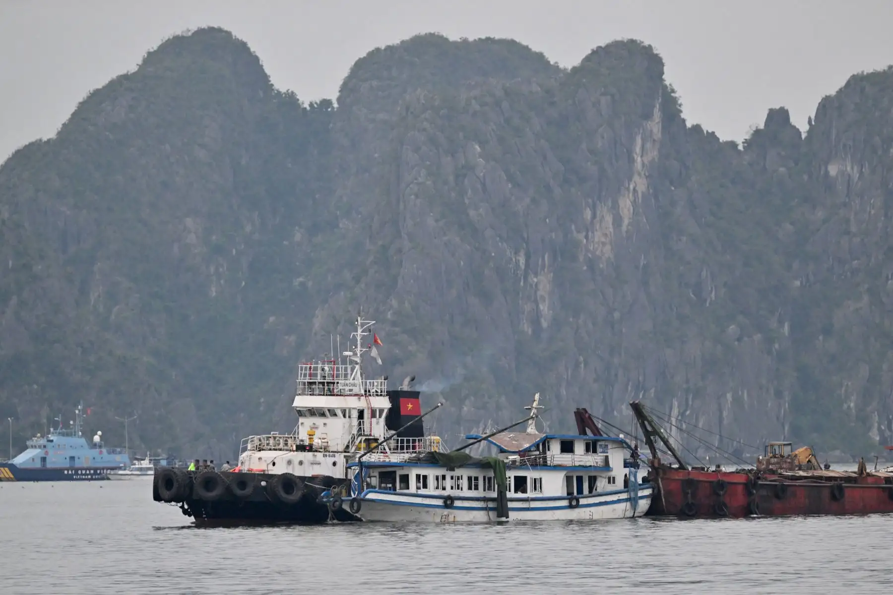 El barco turístico que volcó es remolcado de regreso al puerto en la bahía de Ha Long, provincia de Quang Ninh. Un barco turístico que transportaba familias por la bahía de Ha Long, Vietnam, volcó en medio de una tormenta la tarde del 19 de julio, dejando al menos 34 personas muertas.
Foto: AFP