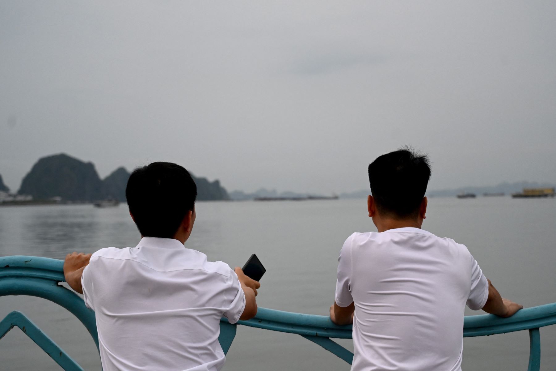 Los familiares de las víctimas de un barco turístico volcado esperan información sobre sus seres queridos en el muelle de la bahía de Ha Long, provincia de Quang Ninh. Un barco turístico que transportaba familias por la bahía de Ha Long, Vietnam, volcó en medio de una tormenta la tarde del 19 de julio, dejando al menos 34 personas muertas, según informes de los medios estatales, mientras los rescatistas se apresuraban a localizar a los desaparecidos.
Foto: AFP
