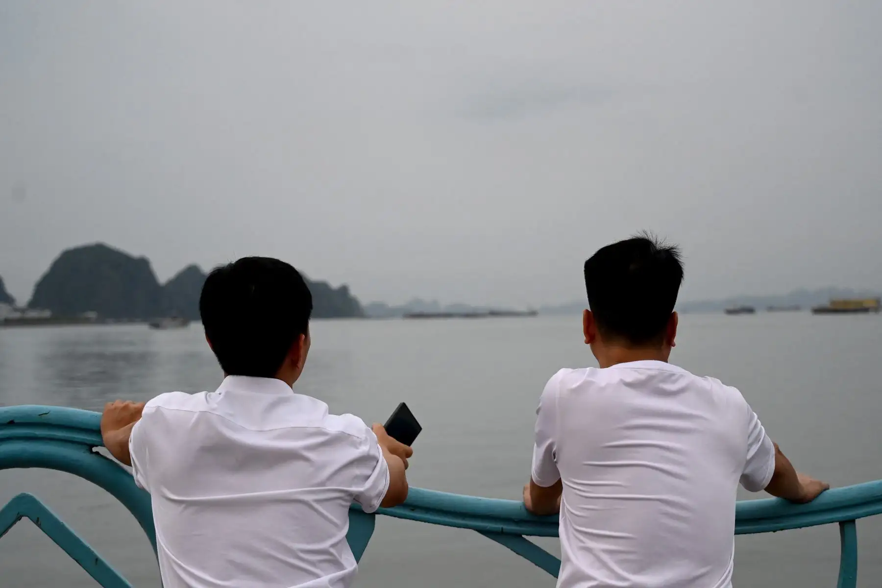 Los familiares de las víctimas de un barco turístico volcado esperan información sobre sus seres queridos en el muelle de la bahía de Ha Long, provincia de Quang Ninh. Un barco turístico que transportaba familias por la bahía de Ha Long, Vietnam, volcó en medio de una tormenta la tarde del 19 de julio, dejando al menos 34 personas muertas, según informes de los medios estatales, mientras los rescatistas se apresuraban a localizar a los desaparecidos.
Foto: AFP